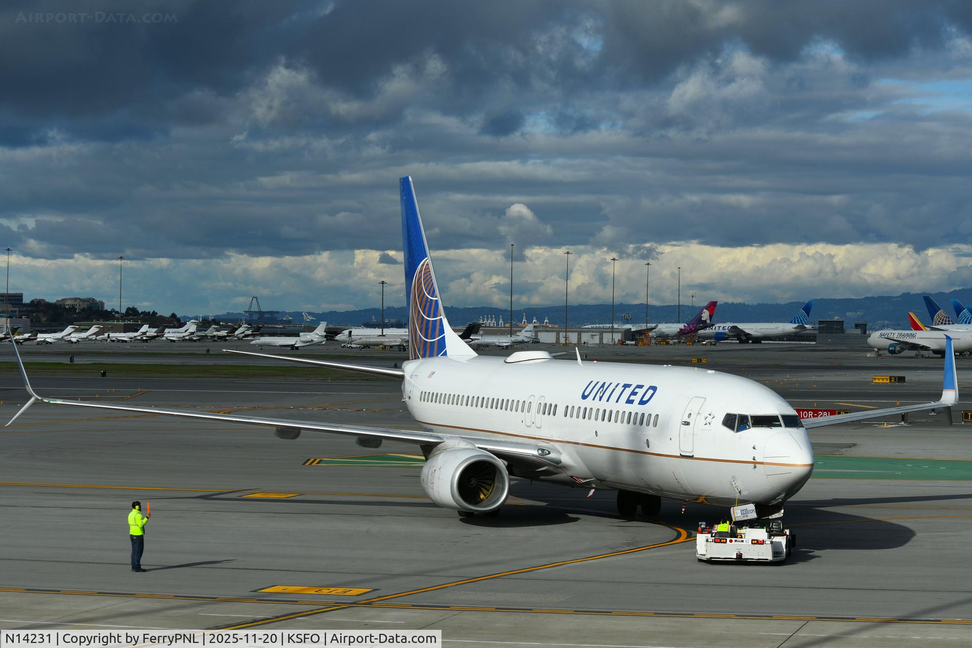 N14231, 1999 Boeing 737-824 C/N 28795, United B738 pushed-back