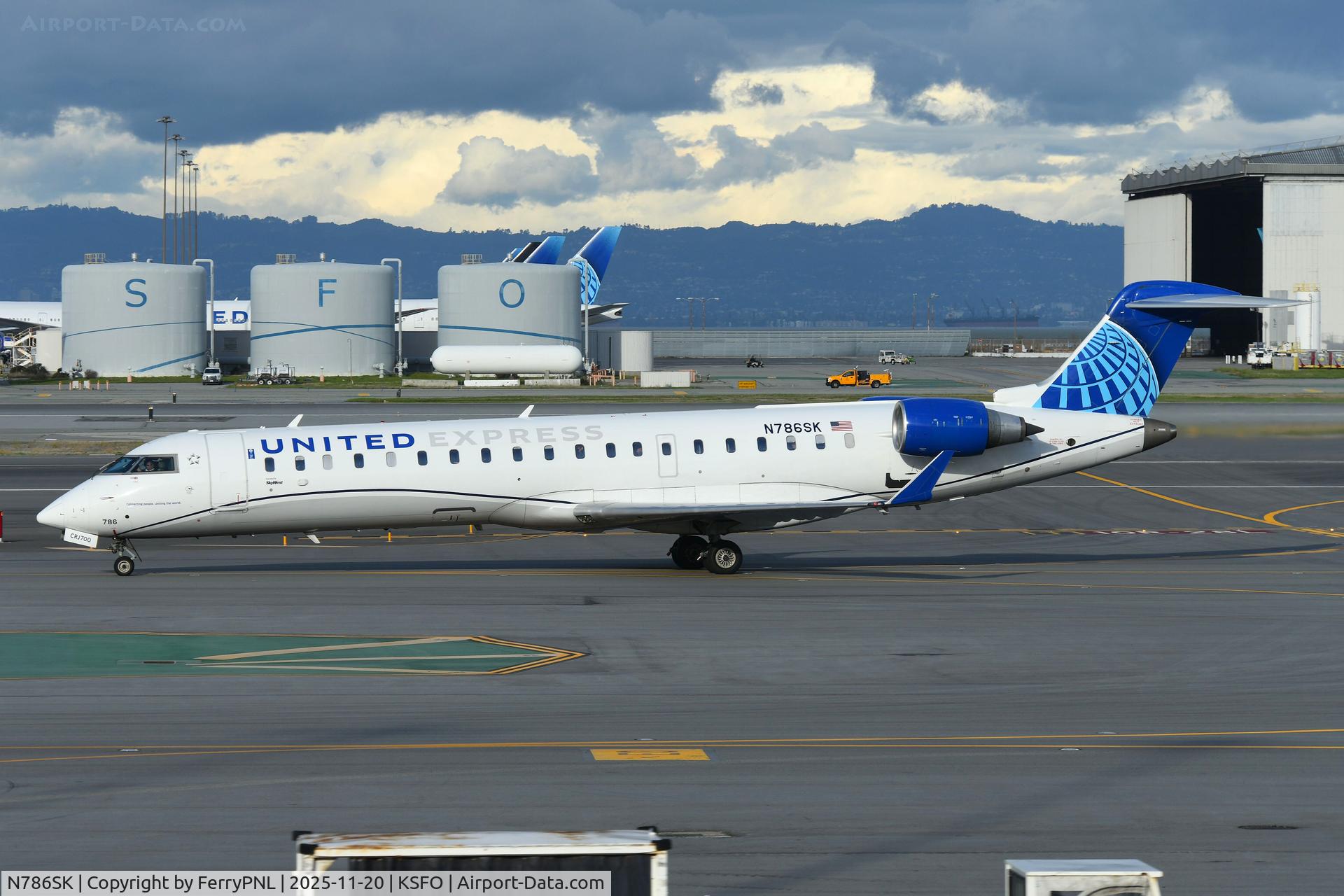 N786SK, 2009 Bombardier CRJ-700 (CL-600-2C10) Regional Jet C/N 10286, United Express CL700 arriving