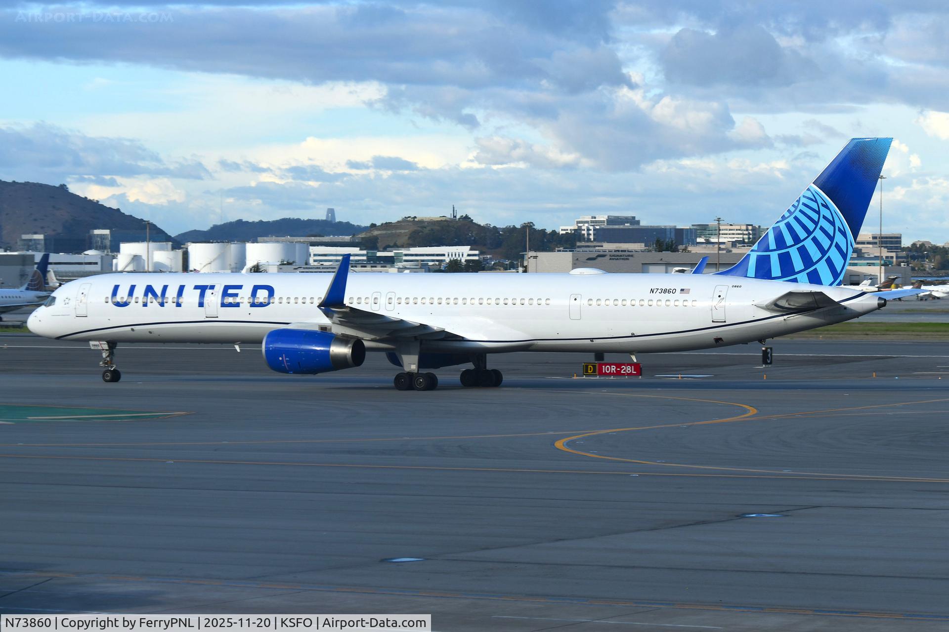 N73860, 2001 Boeing 757-33N C/N 32584, United B753 taxying-inn