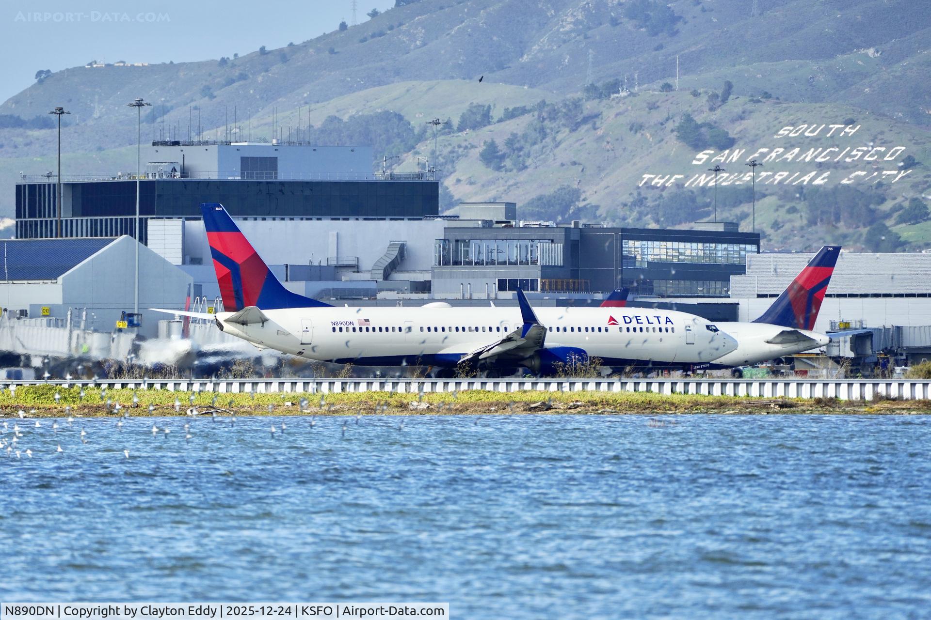 N890DN, 2018 Boeing 737-932/ER C/N 62775, SFO 2025