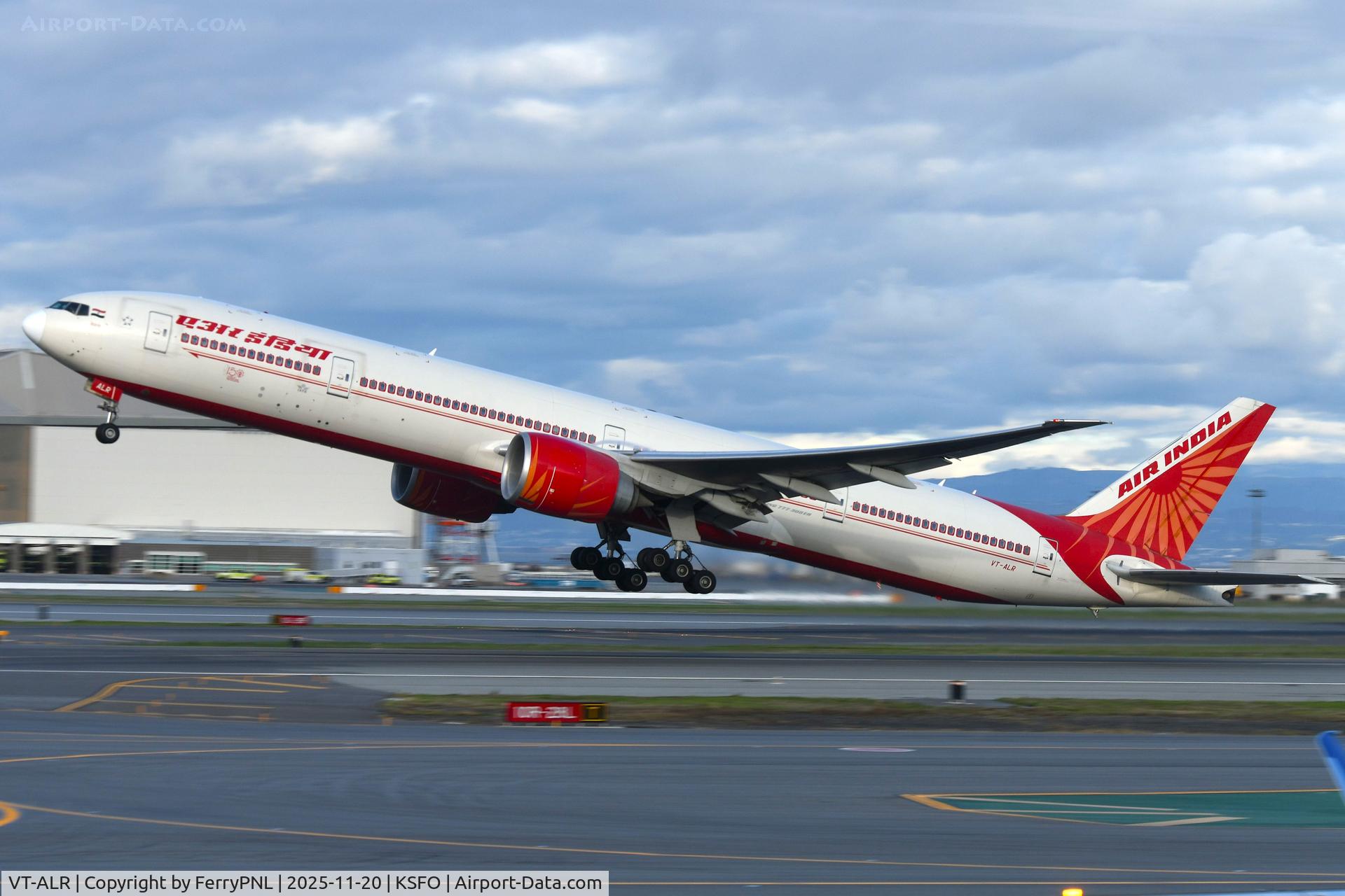 VT-ALR, 2009 Boeing 777-337/ER C/N 36316, Air India B773 taking-off