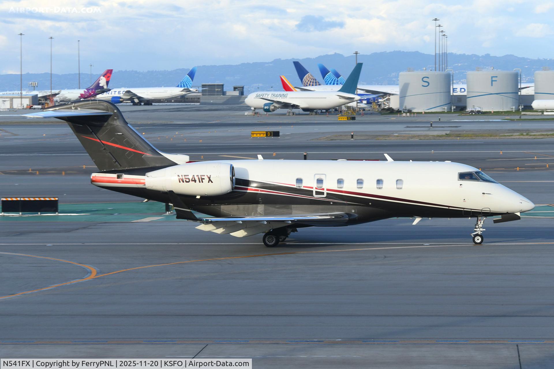 N541FX, 2008 Bombardier Challenger 300 (BD-100-1A10) C/N 20211, Flexjet CL300 departing SFO