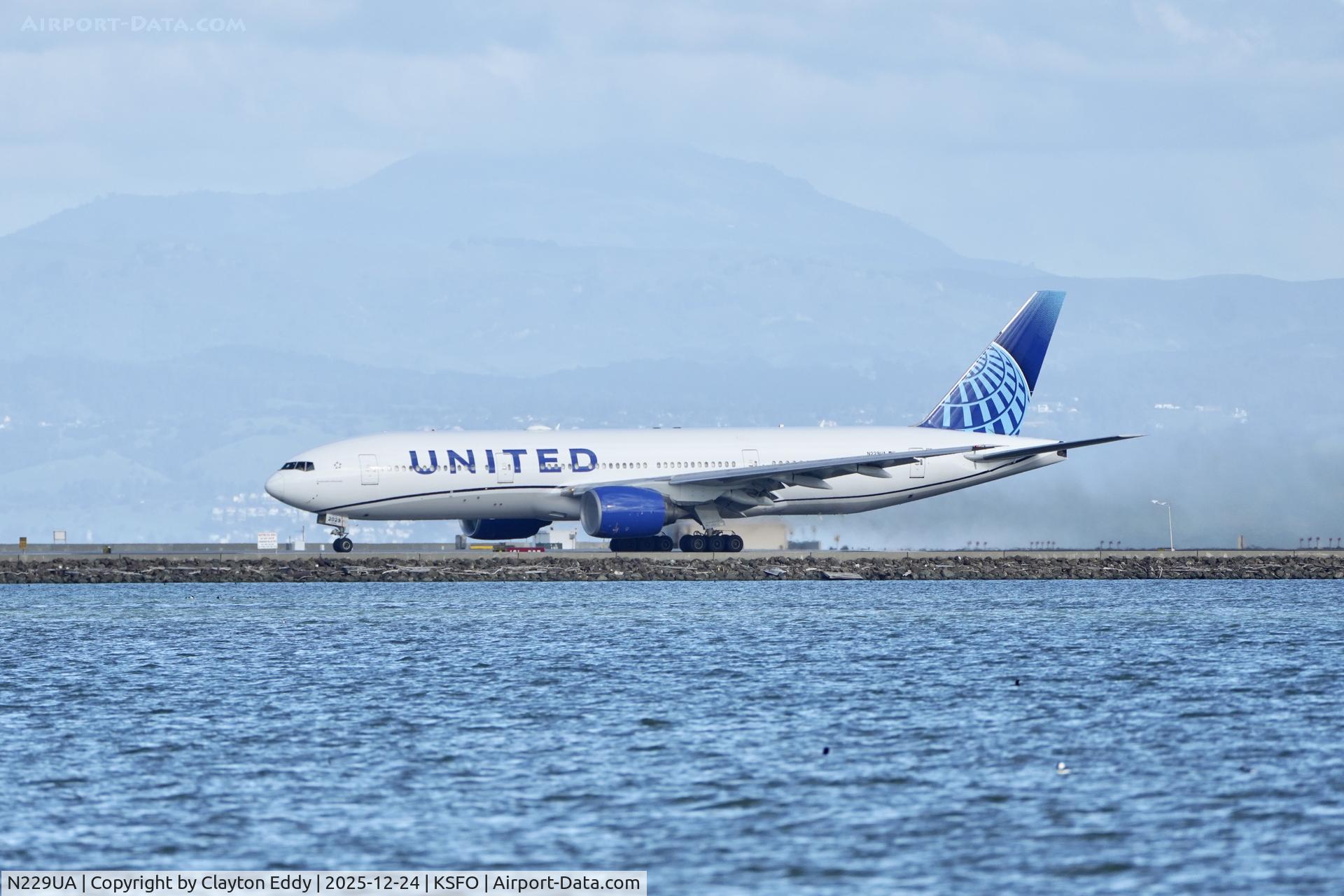 N229UA, 2002 Boeing 777-222 C/N 30557, SFO 2025
