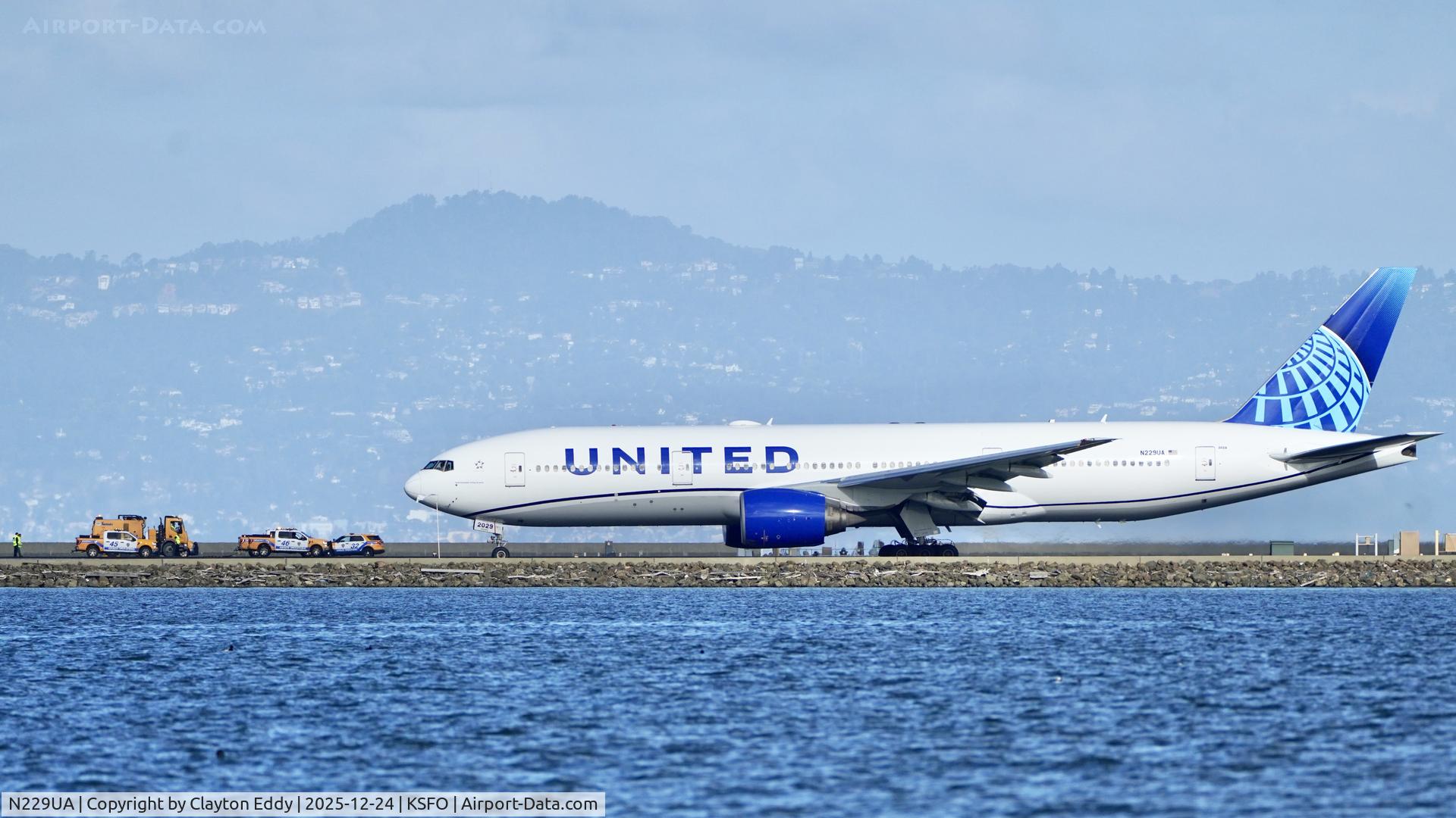 N229UA, 2002 Boeing 777-222 C/N 30557, SFO 2025