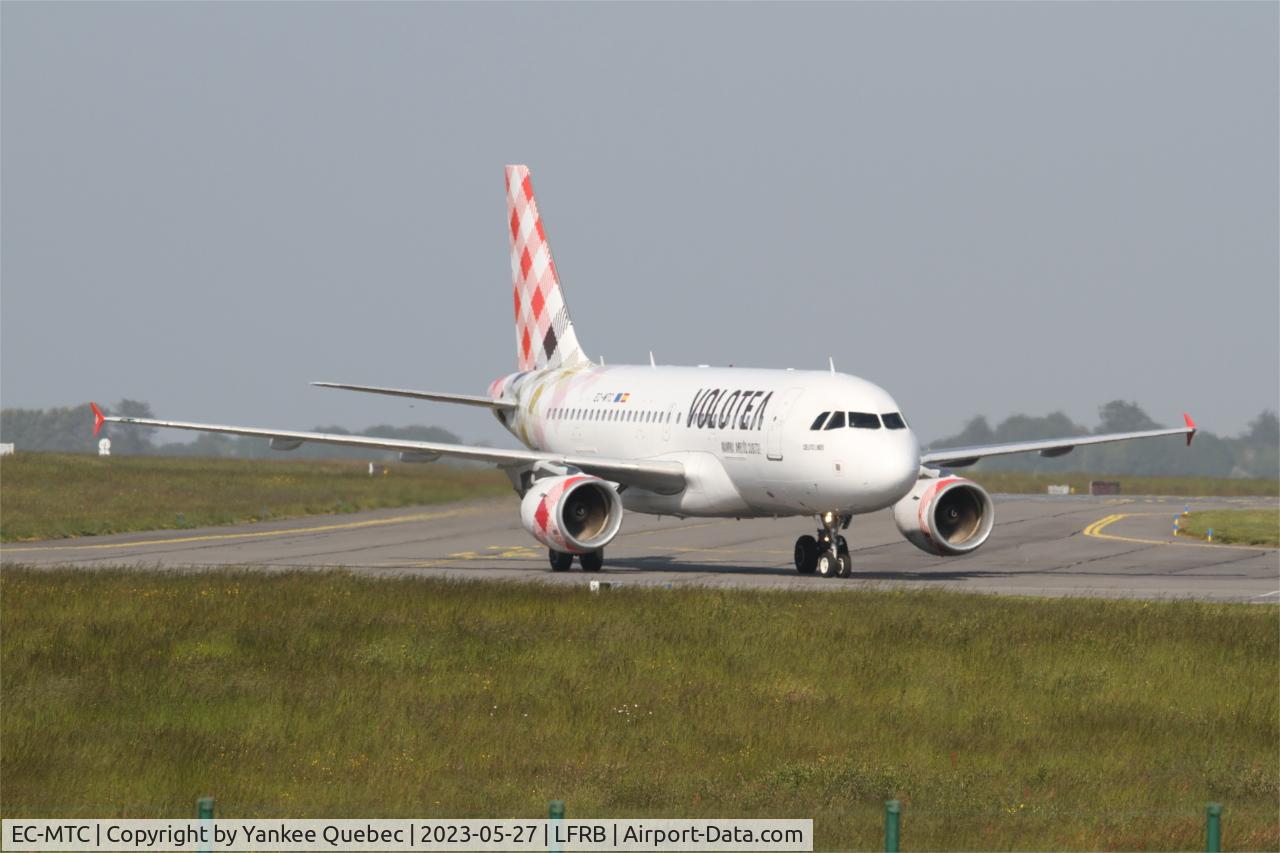 EC-MTC, 2004 Airbus A319-111 C/N 2258, Airbus A319-111 Taxiing to boarding ramp, Brest-Bretagne airport (LFRB-BES)