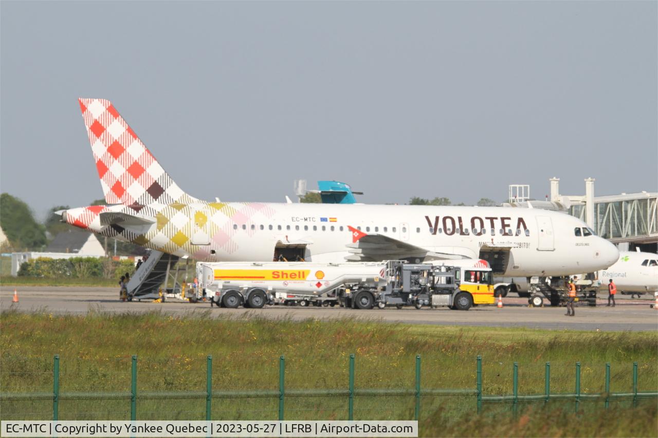 EC-MTC, 2004 Airbus A319-111 C/N 2258, Airbus A319-111,  boarding ramp, Brest-Bretagne airport (LFRB-BES)
