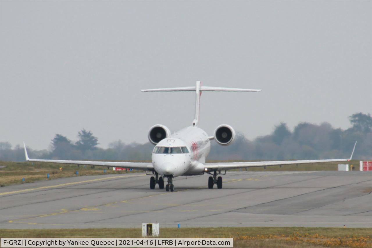 F-GRZI, Canadair CRJ-702 (CL-600-2C10) Regional Jet C/N 10093, Canadair CRJ-702, Taxiing to boarding ramp, Brest-Bretagne Airport (LFRB-BES)