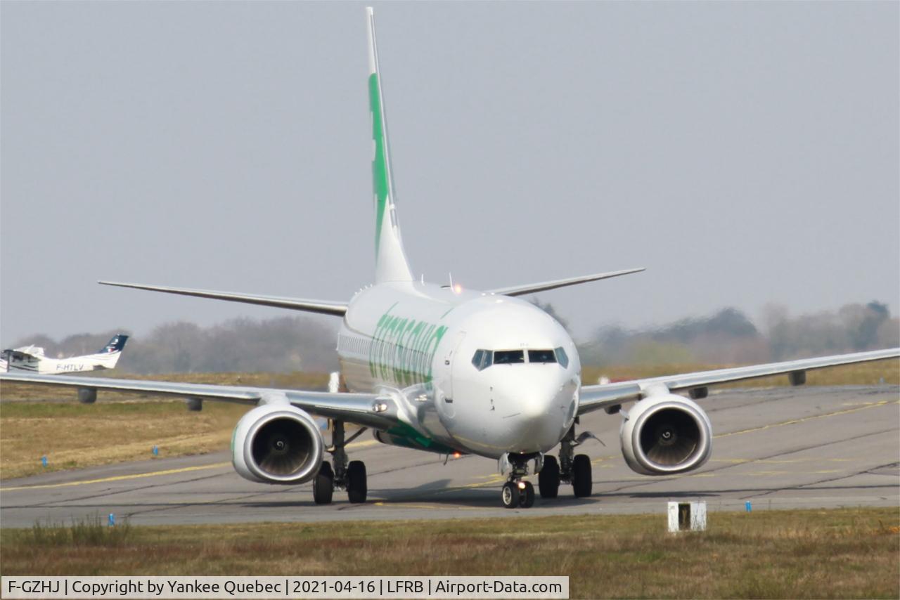 F-GZHJ, 2013 Boeing 737-86J C/N 37778, Boeing 737-86J, Taxiing to boarding ramp, Brest-Bretagne Airport (LFRB-BES)