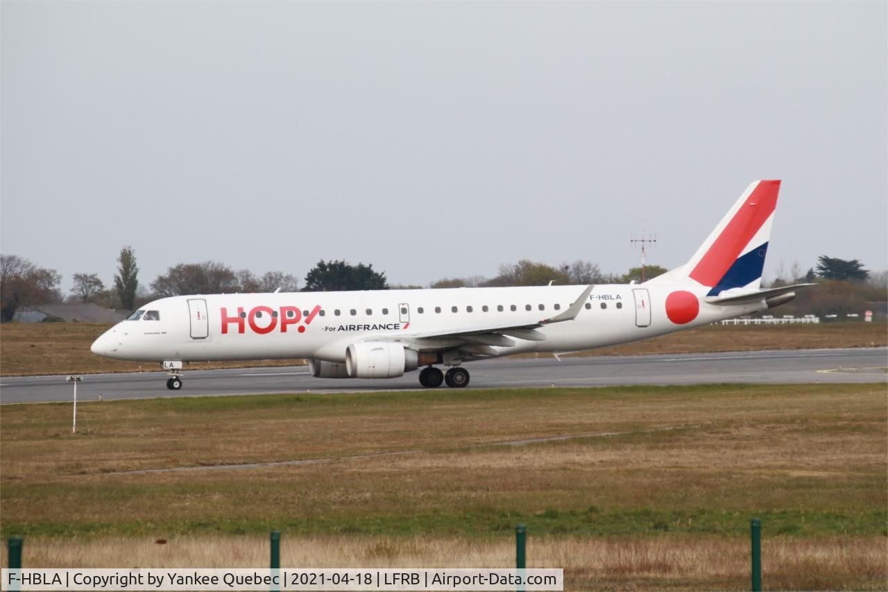F-HBLA, 2007 Embraer 195LR (ERJ-190-200LR) C/N 19000051, Embraer 195LR, Taxiing to holding point rwy 07R, Brest-Bretagne airport (LFRB-BES)
