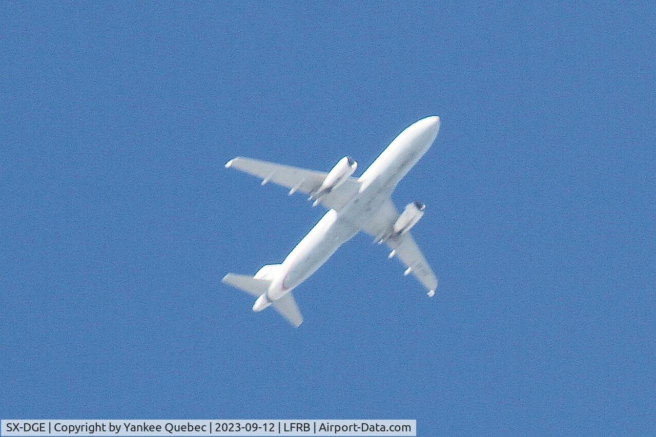 SX-DGE, 2009 Airbus A320-232 C/N 3990, Airbus A320-232, Flight over Brest-Bretagne airport (LFRB-BES)