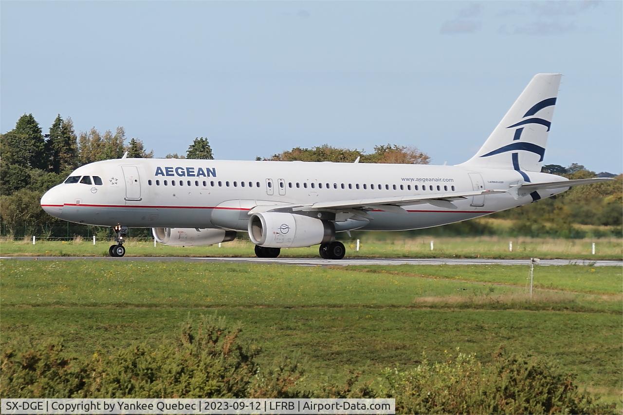 SX-DGE, 2009 Airbus A320-232 C/N 3990, Airbus A320-232, Take off run rwy 25L, Brest-Bretagne airport (LFRB-BES)