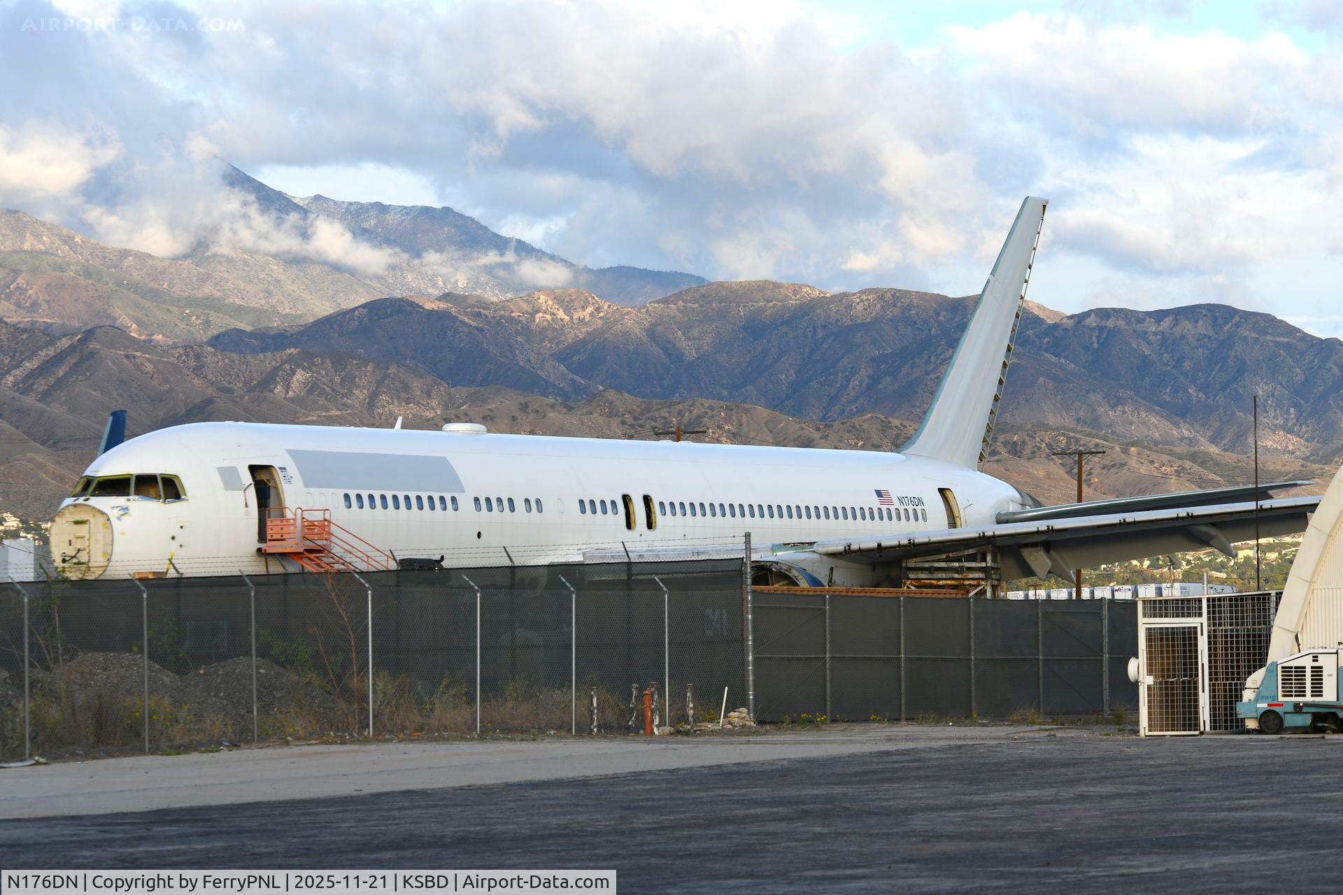 N176DN, 1990 Boeing 767-332 C/N 25061, Delta B763 slowly disintegrating