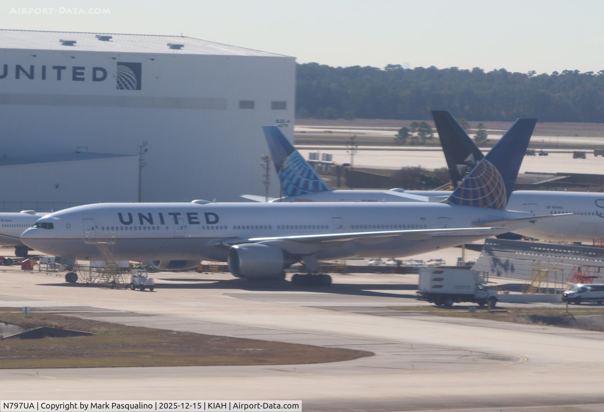 N797UA, 1998 Boeing 777-222 C/N 26924, Boeing 777-222