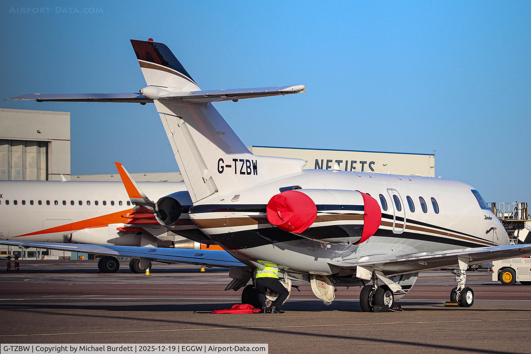 G-EZOX, 2015 Airbus A320-214 C/N 6837, At Luton