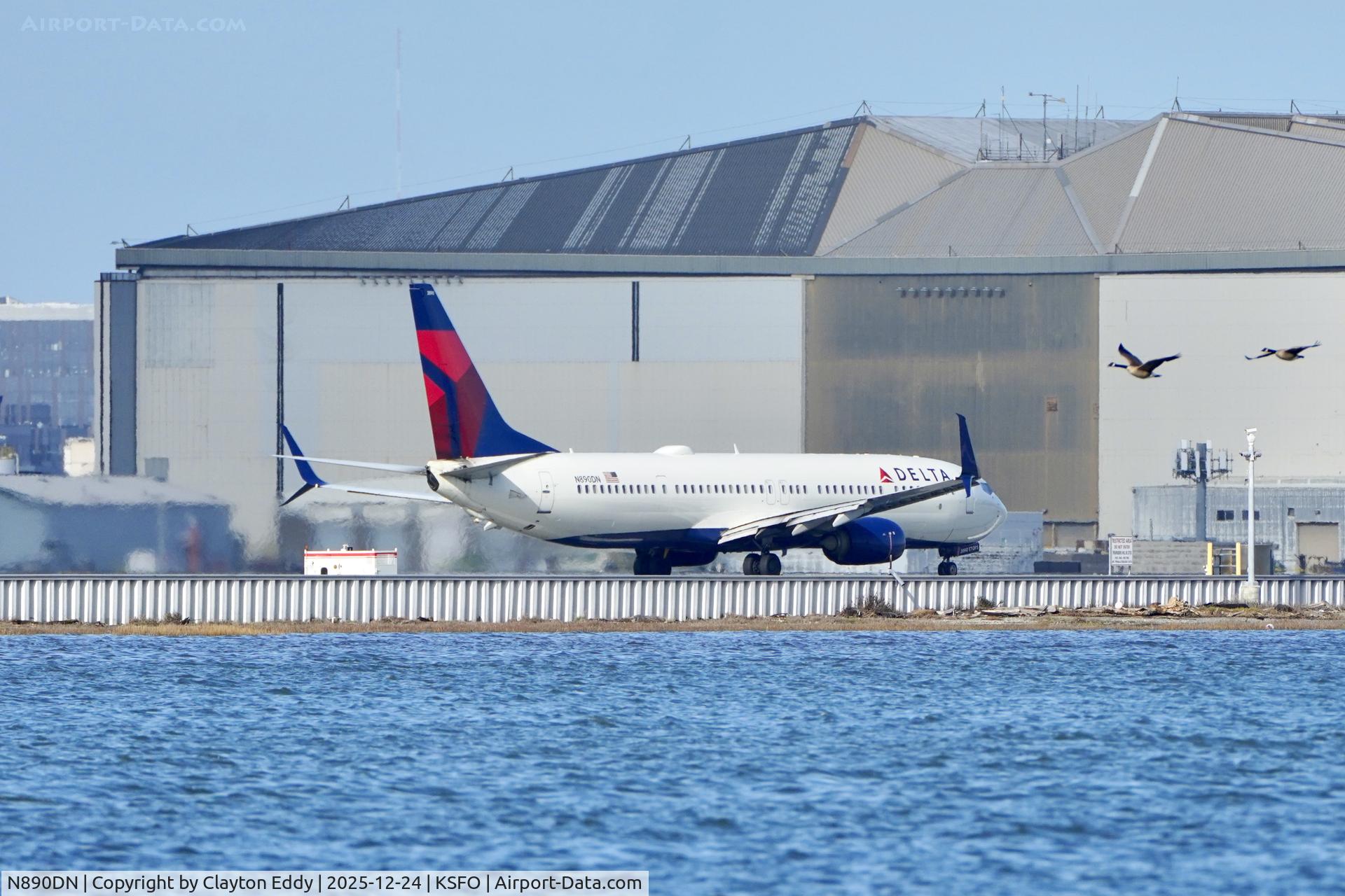 N890DN, 2018 Boeing 737-932/ER C/N 62775, SFO 2025