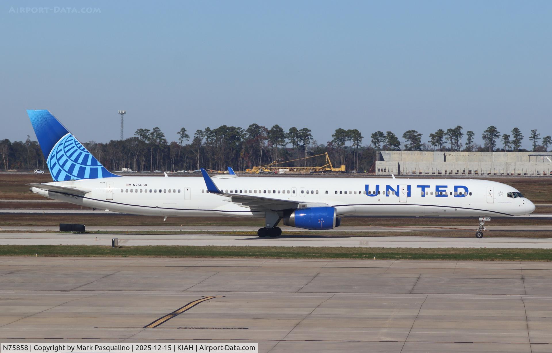 N75858, 2004 Boeing 757-324 C/N 32817, Boeing 757-324