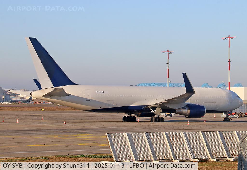 OY-SYB, 1991 Boeing 767-3P6 C/N 25241, Parked at the Cargo area... still in basic United c/s with white tab...