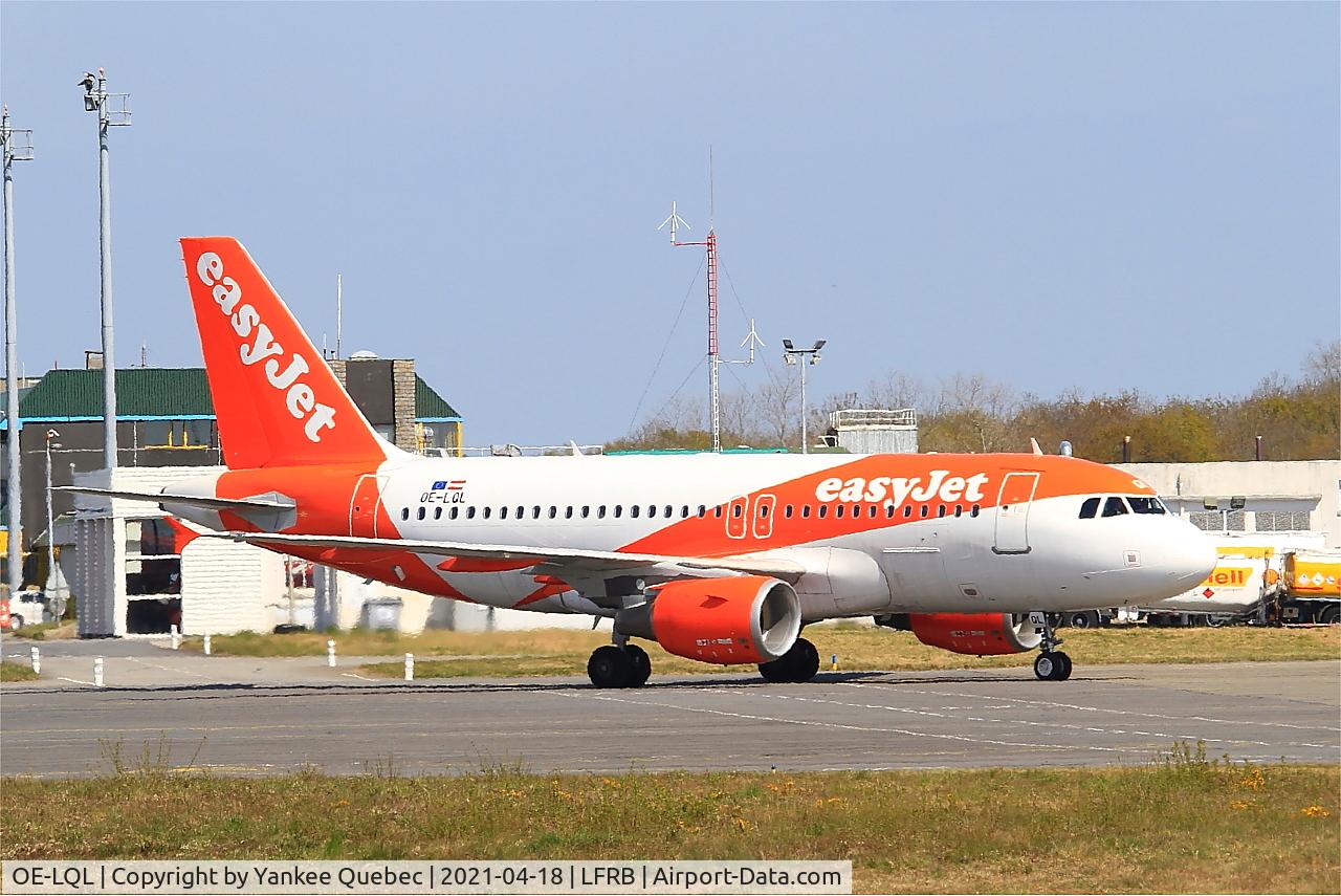 OE-LQL, 2009 Airbus A319-111 C/N 3774, Airbus A319-111, Taxiing to boarding ramp, Brest-Bretagne Airport (LFRB-BES)