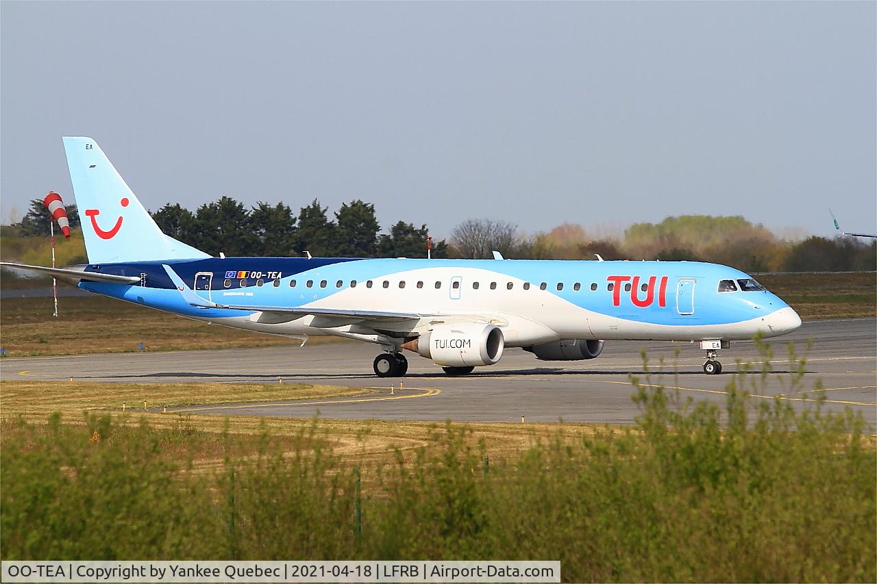 OO-TEA, 2014 Embraer 190LR (ERJ-190-100LR) C/N 19000665, Embraer 190LR, Taxiing to boarding area, Brest-Bretagne Airport (LFRB-BES)