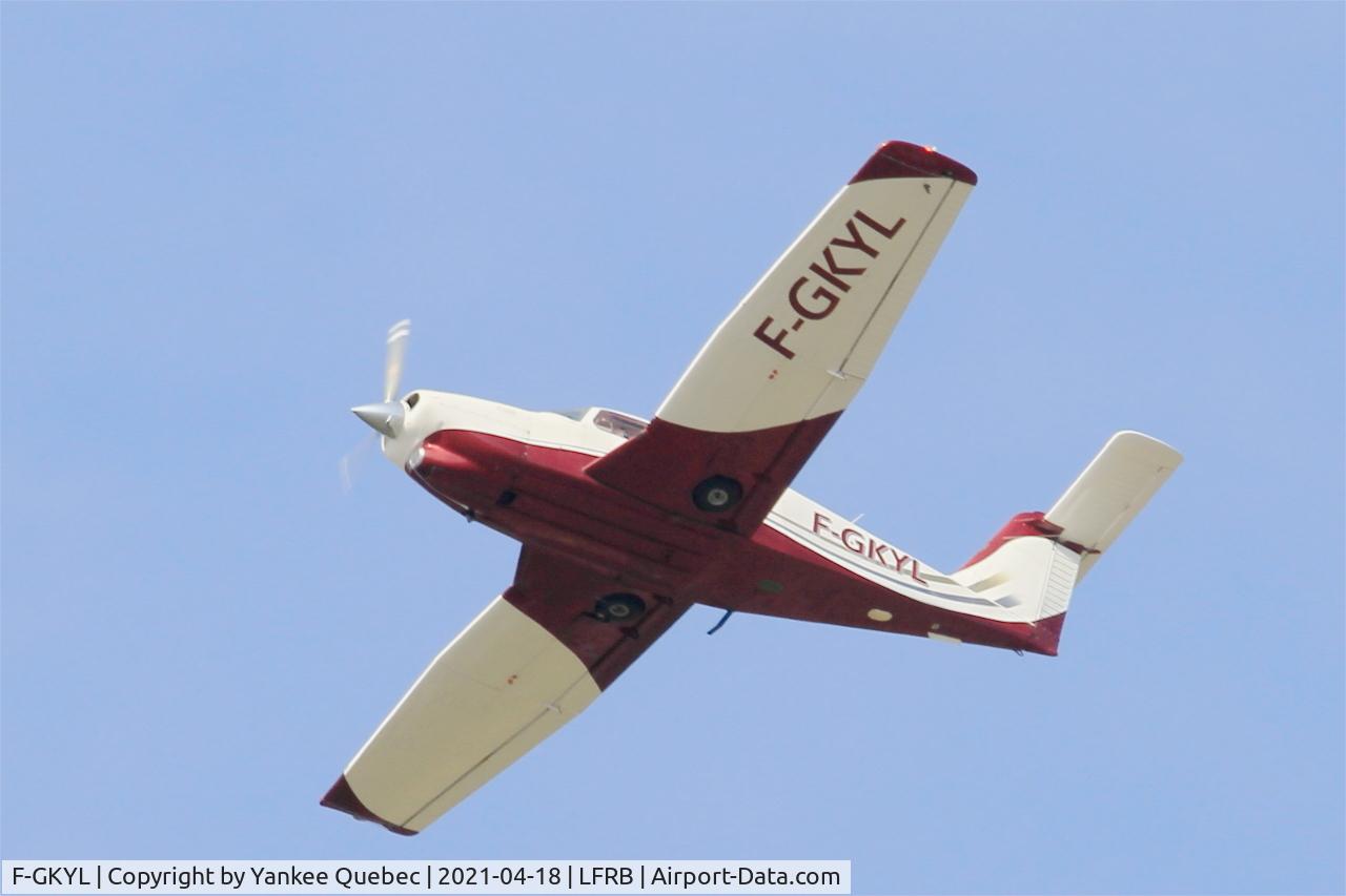 F-GKYL, Piper PA-28RT-201T Turbo Arrow IV C/N 28R7931288, Piper PA-28RT-201T Turbo Arrow IV, Climbing from rwy 25L, Brest-Bretagne airport (LFRB-BES)