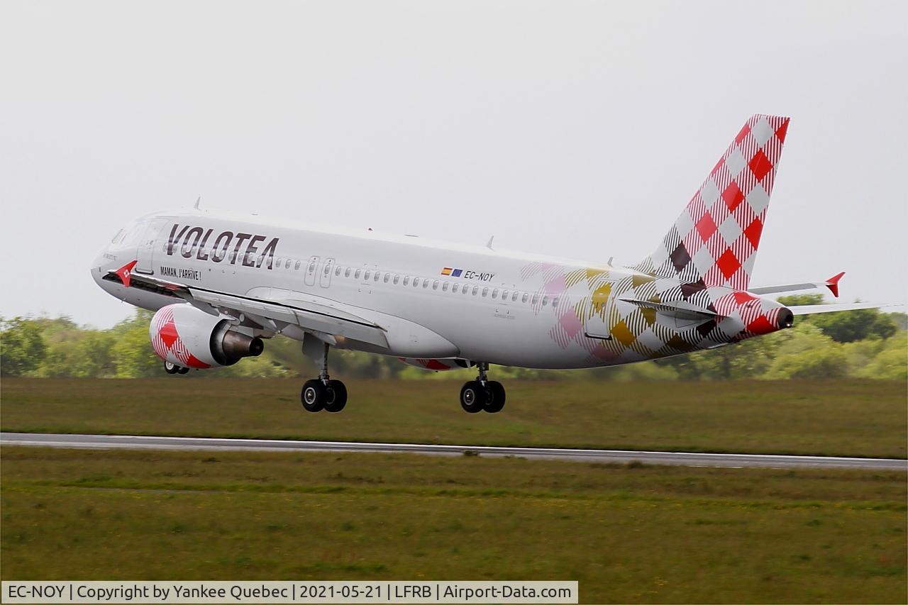 EC-NOY, 2005 Airbus A320-214 C/N 2633, Airbus 320-214, Landing rwy 25L, Brest-Bretagne airport (LFRB-BES)