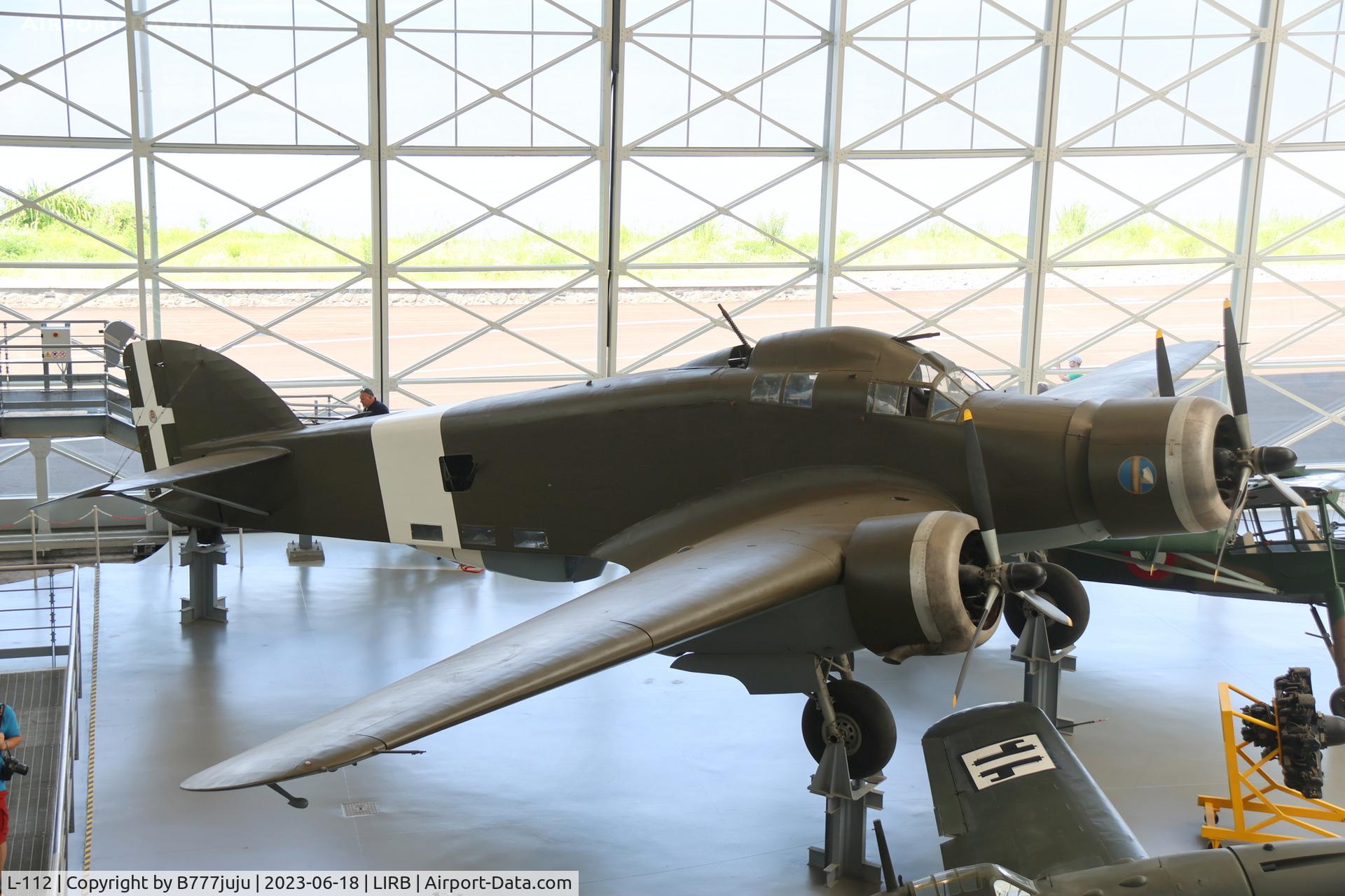 L-112, 1949 Savoia-Marchetti SM.79 ZLlll C/N L-112, at Vigna di Valle
Peint MM24327 278-2