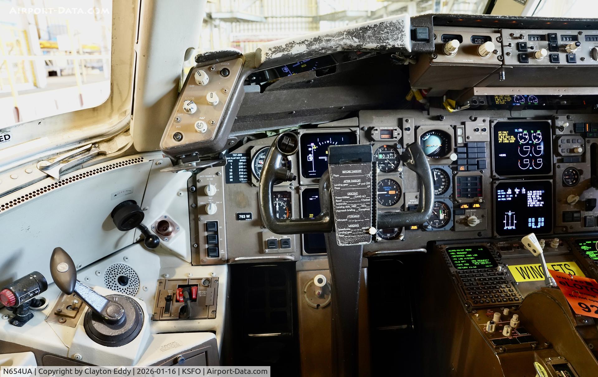 N654UA, 1992 Boeing 767-322ER C/N 25392, SFO 2025