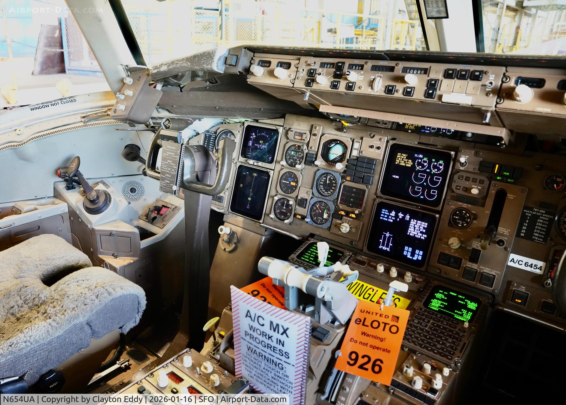 N654UA, 1992 Boeing 767-322ER C/N 25392, SFO 2025