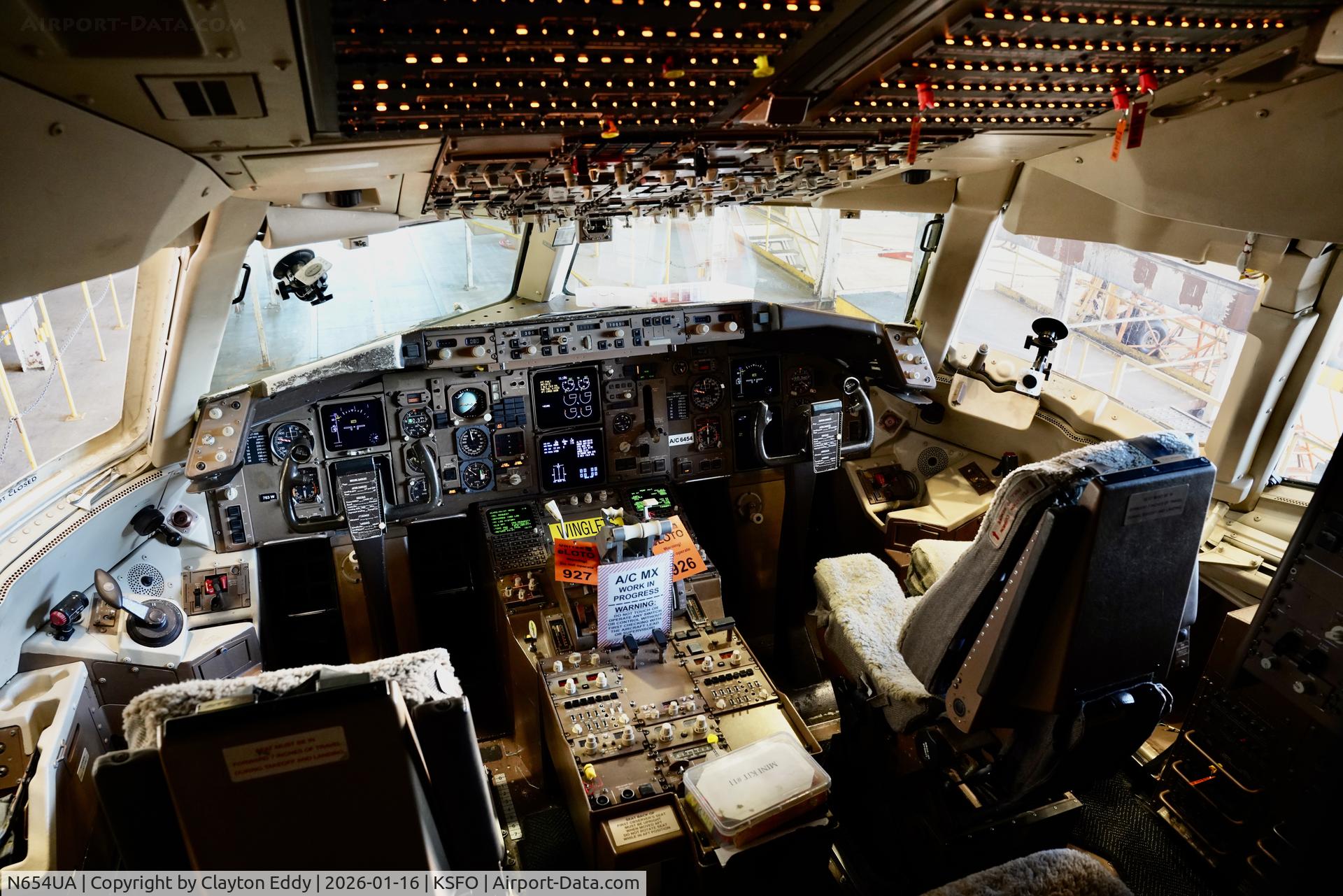 N654UA, 1992 Boeing 767-322ER C/N 25392, SFO 2025