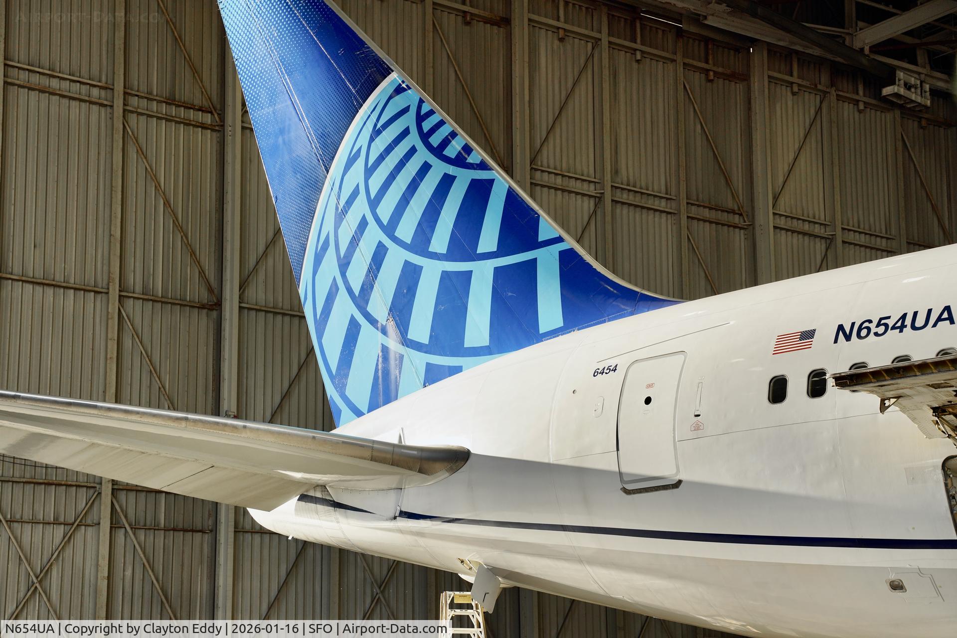 N654UA, 1992 Boeing 767-322ER C/N 25392, SFO 2026