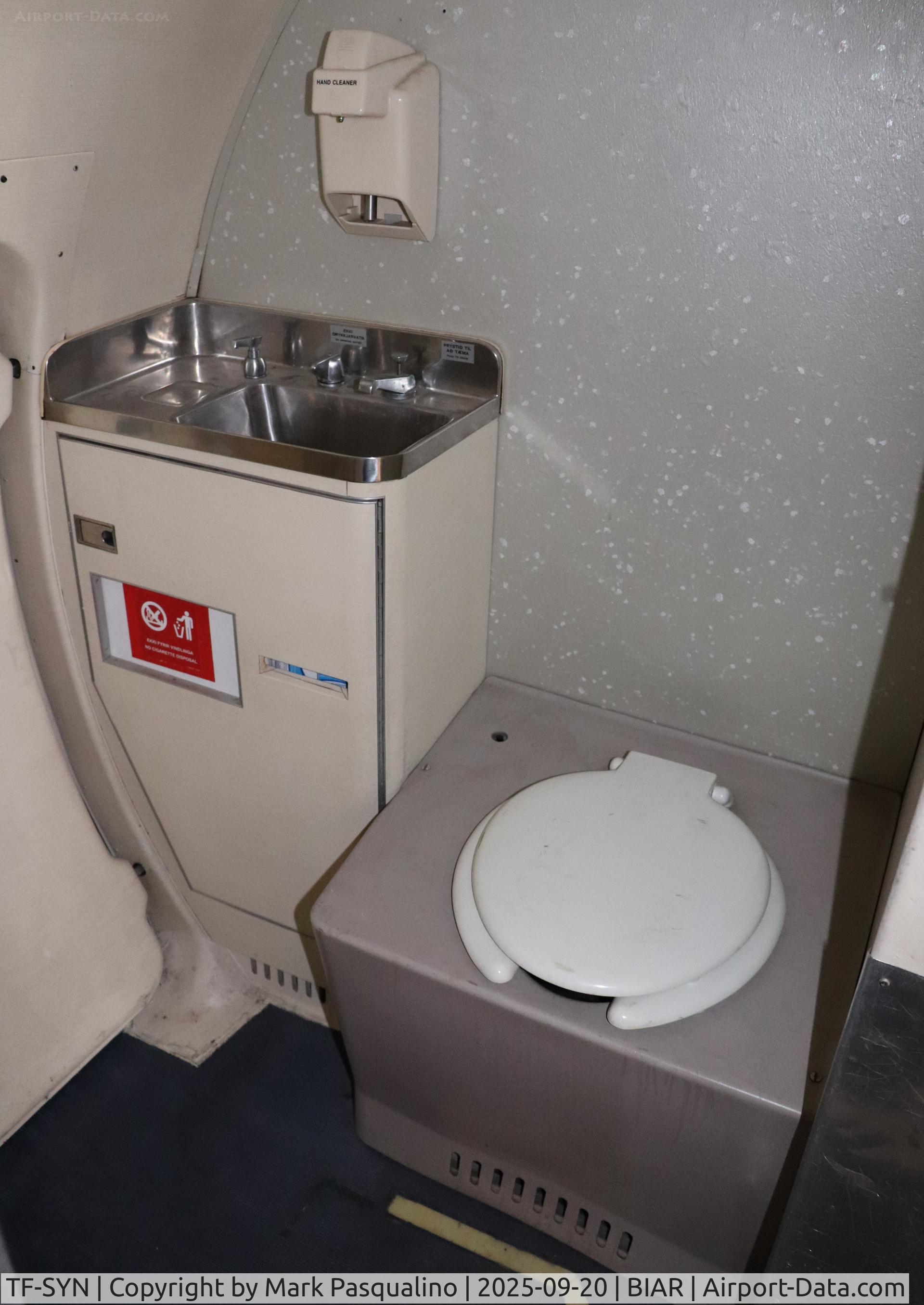 TF-SYN, 1976 Fokker F-27-200 Friendship C/N 10545, Clean restroom