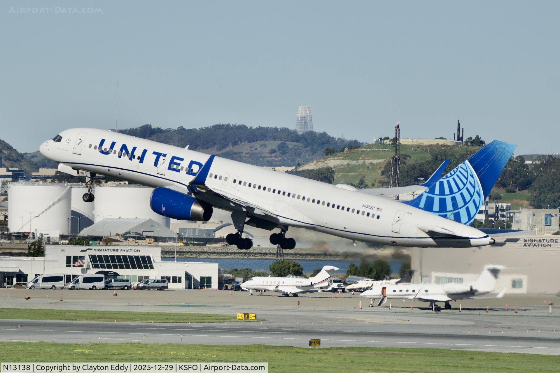 N13138, 1999 Boeing 757-224 C/N 30351, Sky Terrace SFO 2025