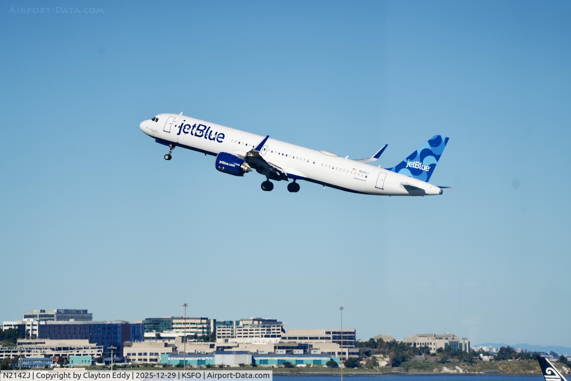 N2142J, Schweizer 269C C/N S1926, Sky Terrace SFO 2025