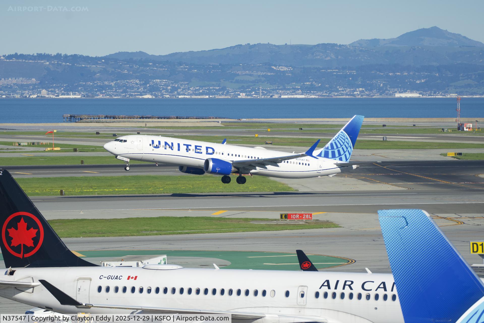 N37547, 2022 Boeing 737-9 MAX C/N 64477, Sky Terrace SFO 2025