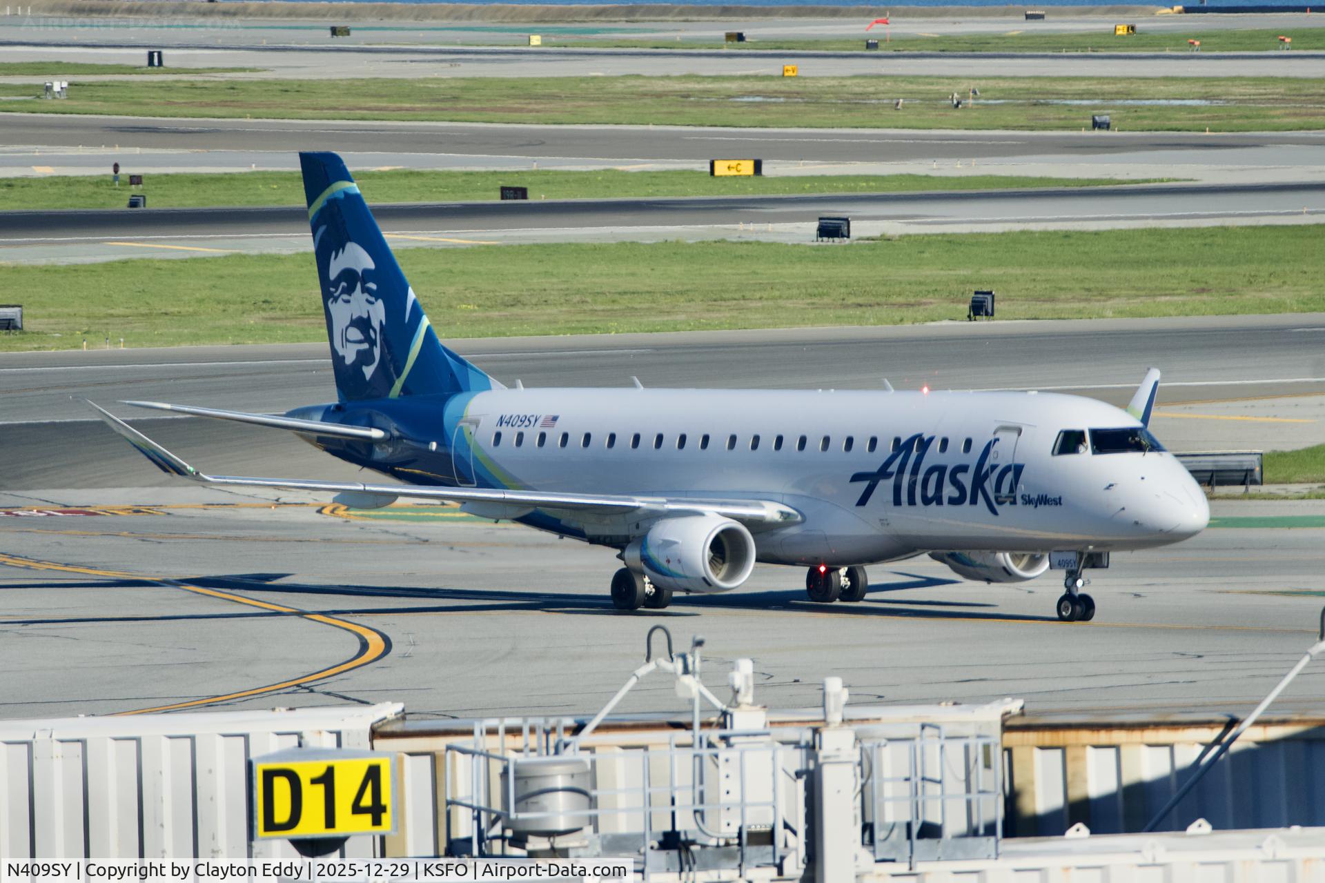 N409SY, 2022 Embraer ERJ-175 C/N 17000903, Sky Terrace SFO 2025