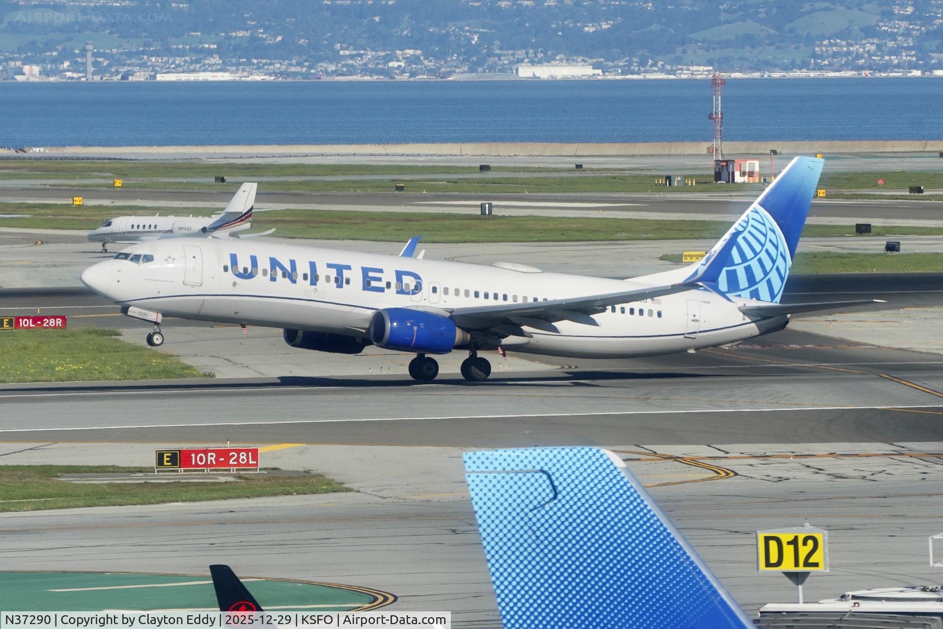 N37290, 2004 Boeing 737-824 C/N 31601, Sky Terrace SFO 2025