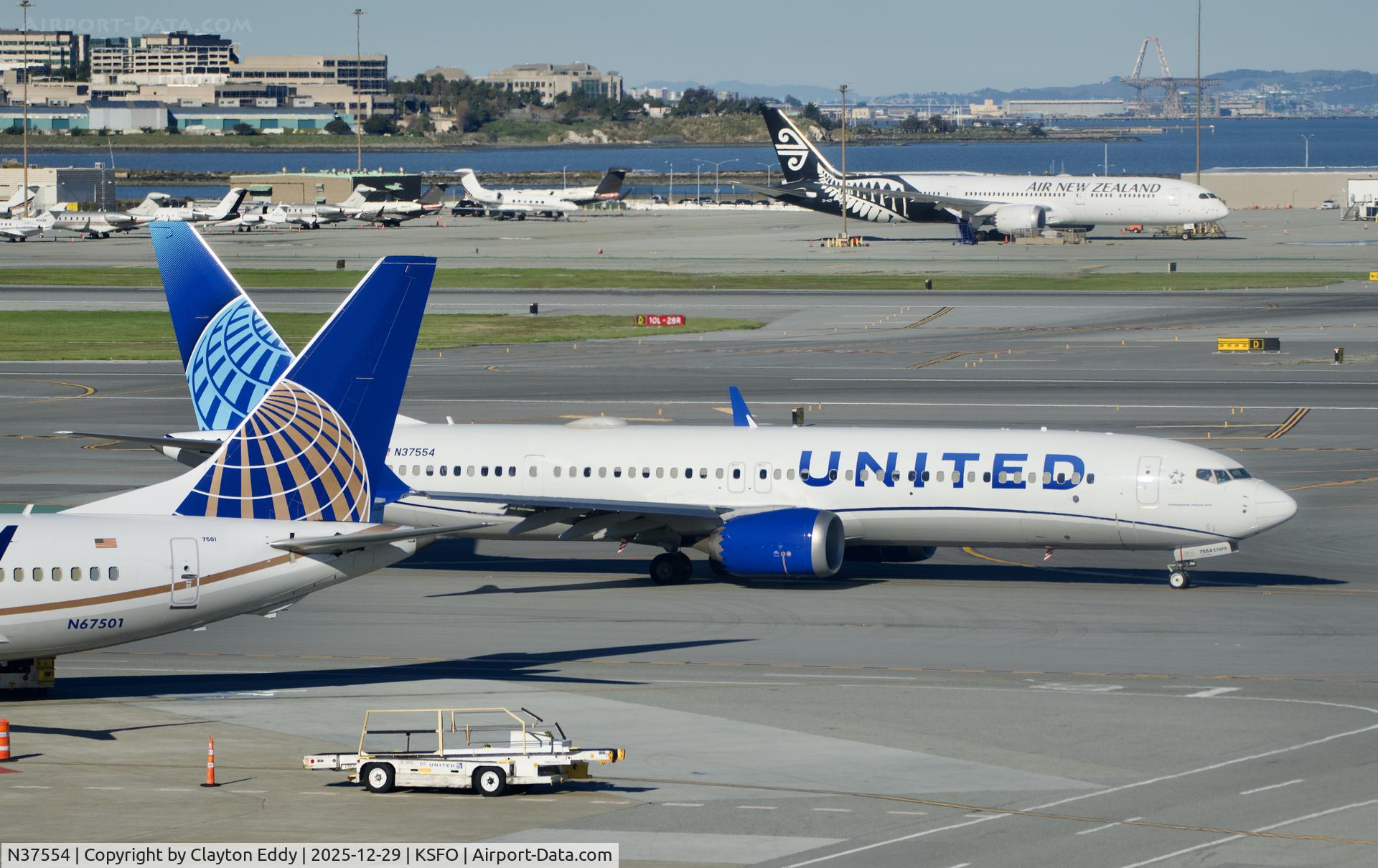 N37554, 2023 Boeing 737-9 MAX C/N 67578, Sky Terrace SFO 2025