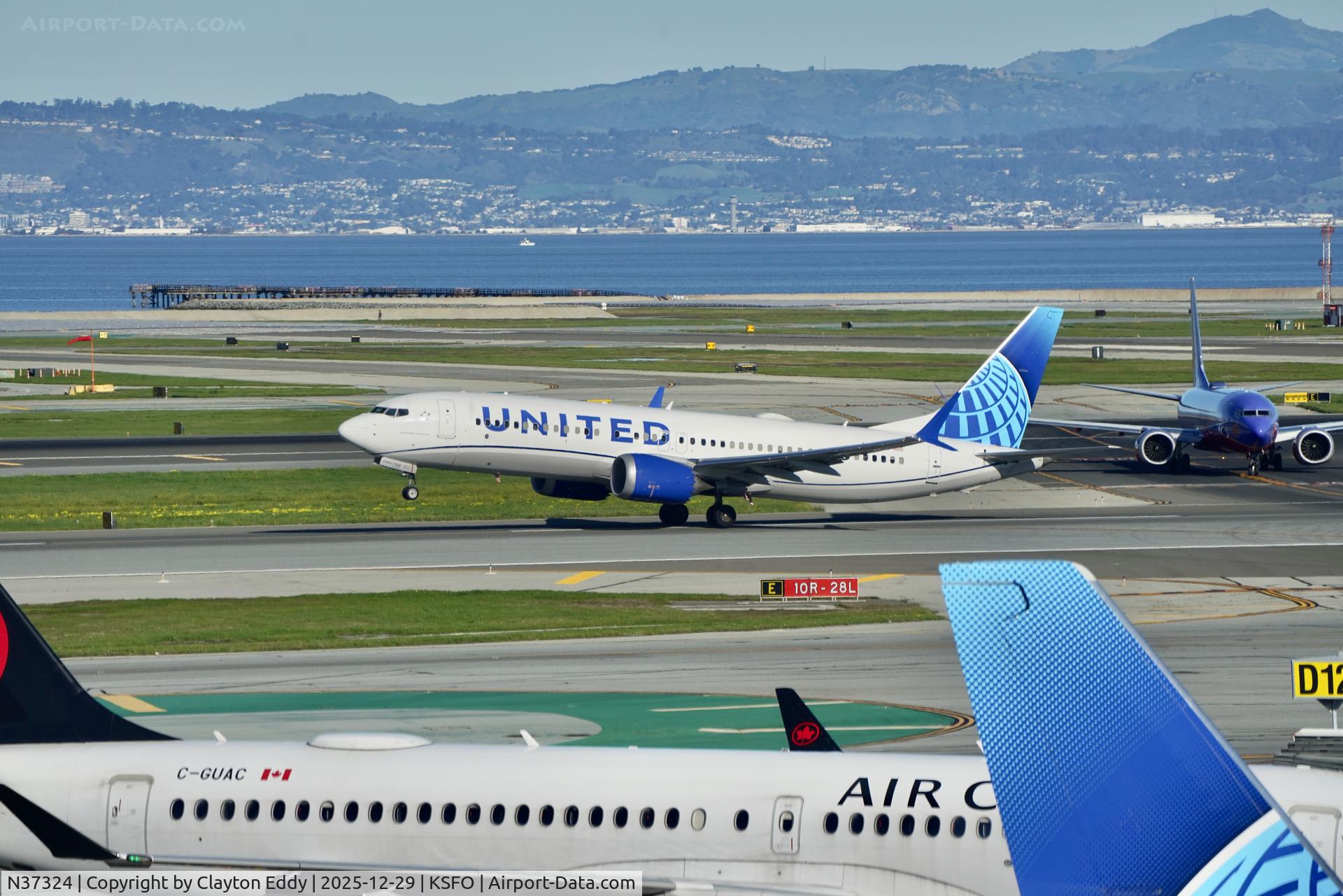 N37324, 2023 Boeing 737-8 MAX C/N 67604, Sky Terrace SFO 2025