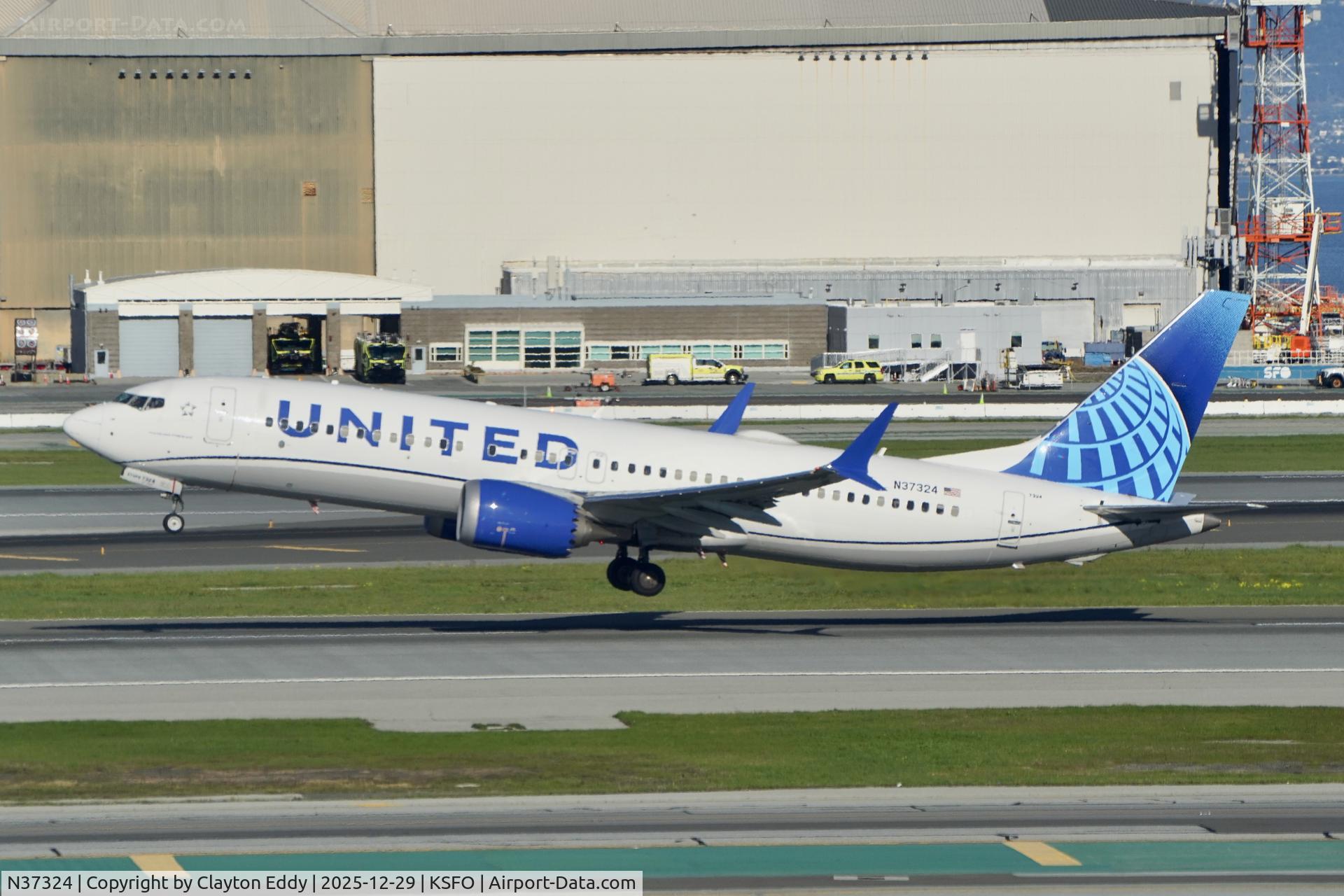 N37324, 2023 Boeing 737-8 MAX C/N 67604, Sky Terrace SFO 2025