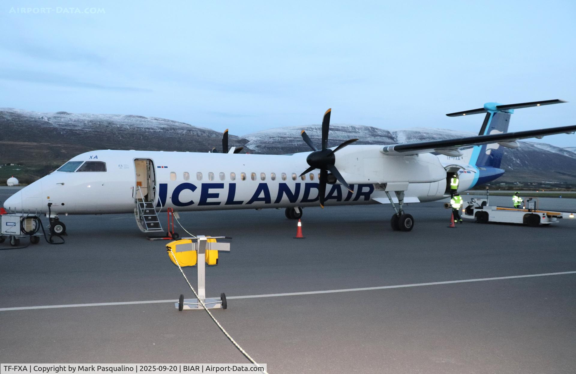 TF-FXA, 2001 Bombardier DHC-8-402 Q400 Dash 8 C/N 4022, DHC-8-402