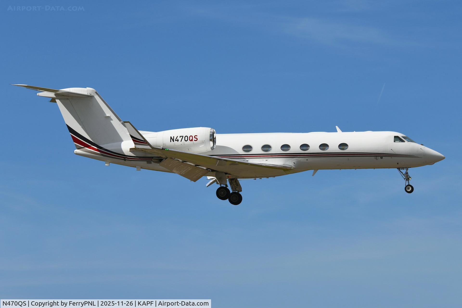 N470QS, 2007 Gulfstream Aerospace GIV-X (G450) C/N 4084, Netjets G450 on short finals