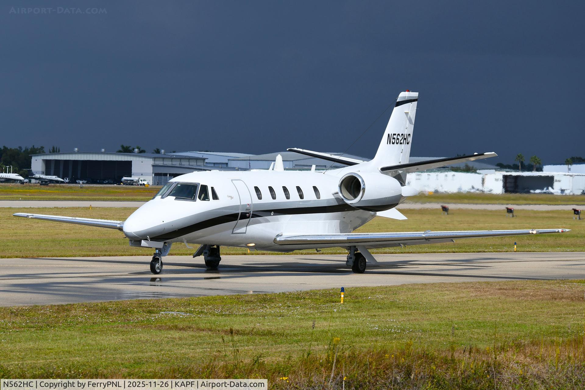 N562HC, 2003 Cessna 560XL Citation Excel C/N 560-5350, H2C Air Ce560XL taxying for departure