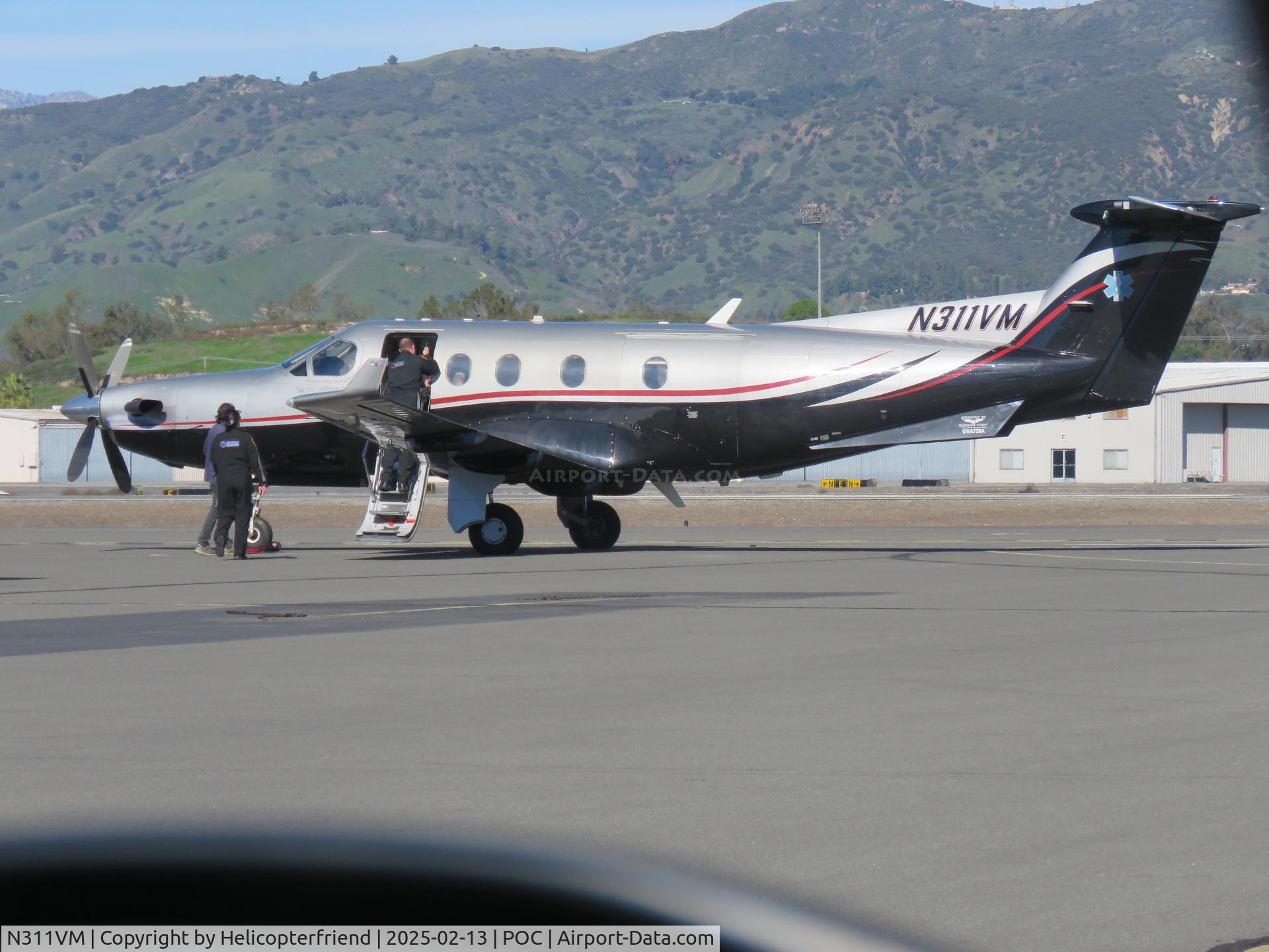 N311VM, 2005 Pilatus PC-12/45 C/N 619, Loading passenger(s)