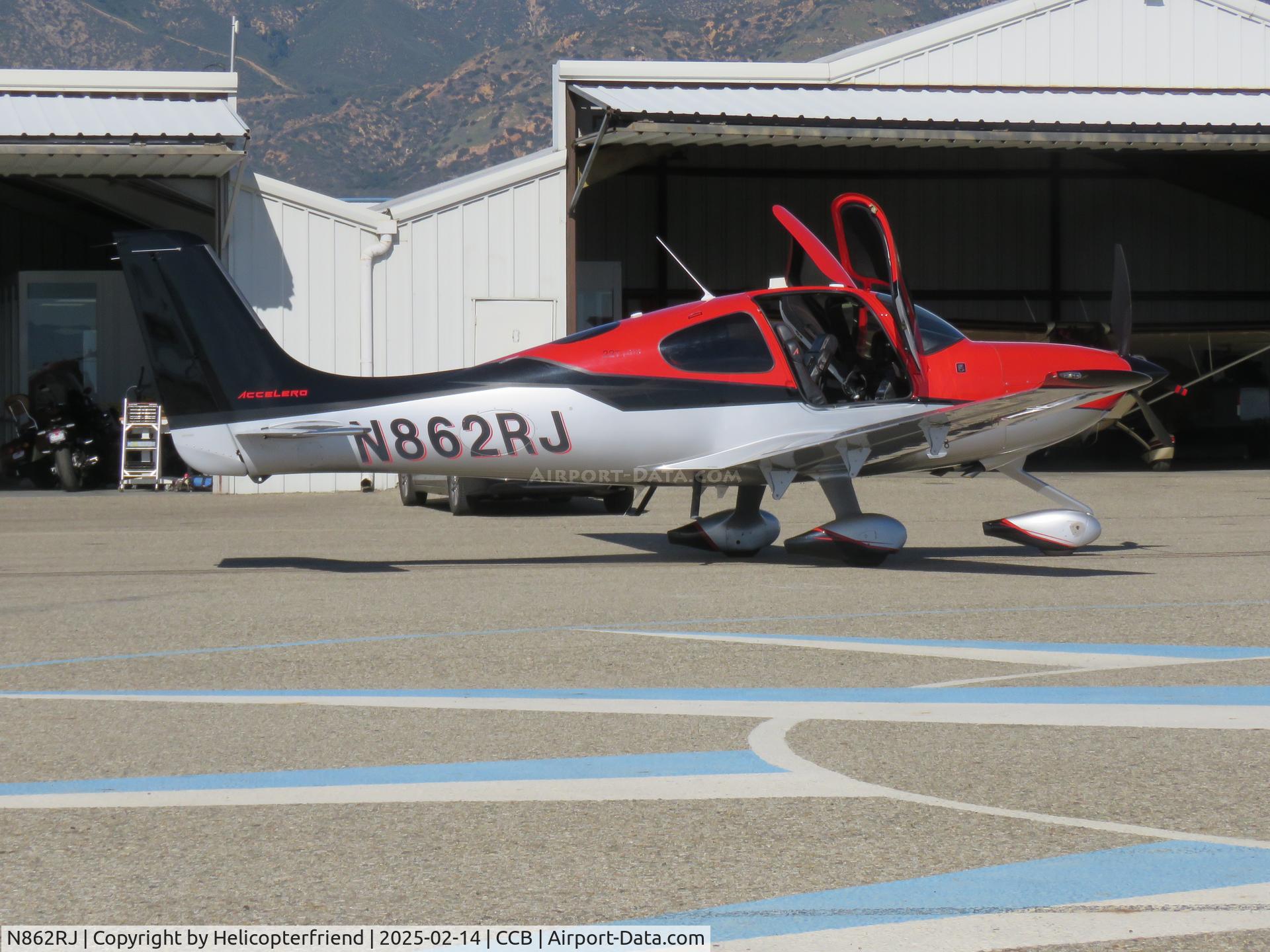N862RJ, 2015 Cirrus Design Corp SR22T-G5 C/N 1192, Stopped by maintenance hanger