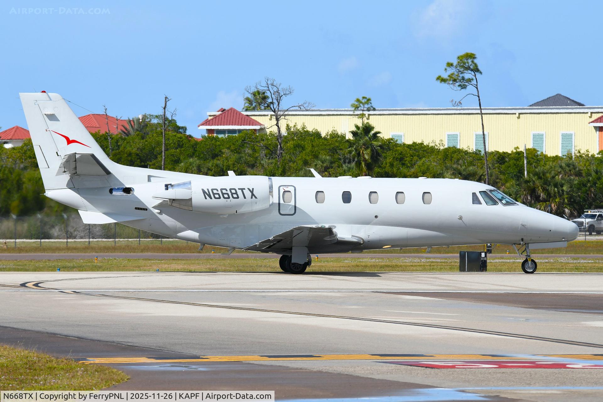 N668TX, 2002 Cessna 560XL Citation Excel C/N 560-5268, Vistajet Ce560XL lining-up