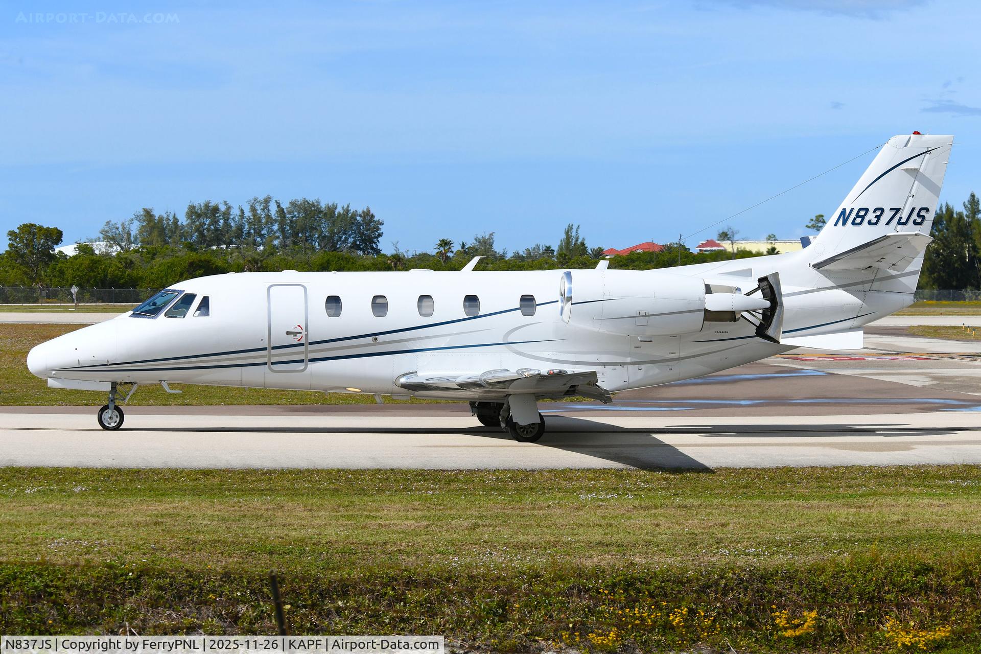N837JS, 2001 Cessna 560XL Citation Excel C/N 560-5164, flyExclusive Ce560XL departing