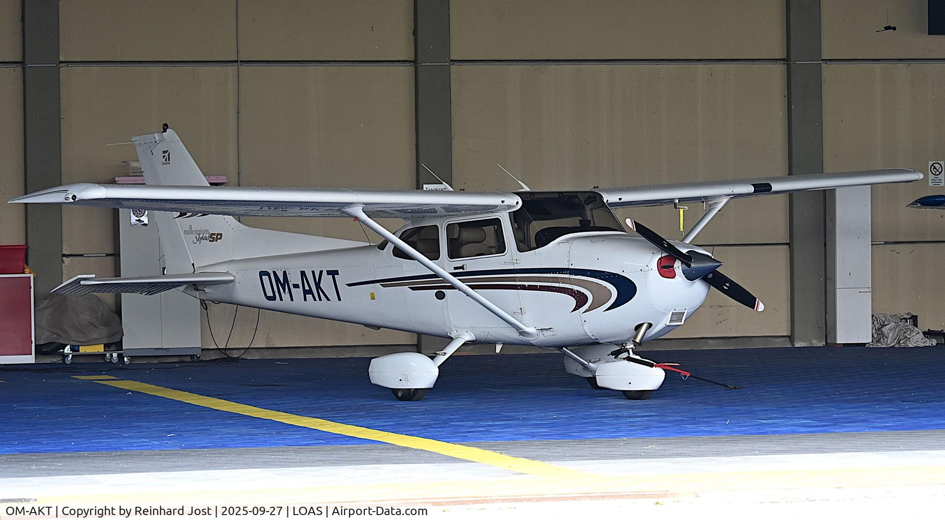 OM-AKT, 2000 Cessna 172S Skyhawk SP C/N 172S8456, Slovakian Skyhawk SP in the hangar at Spitzerberg, Austria