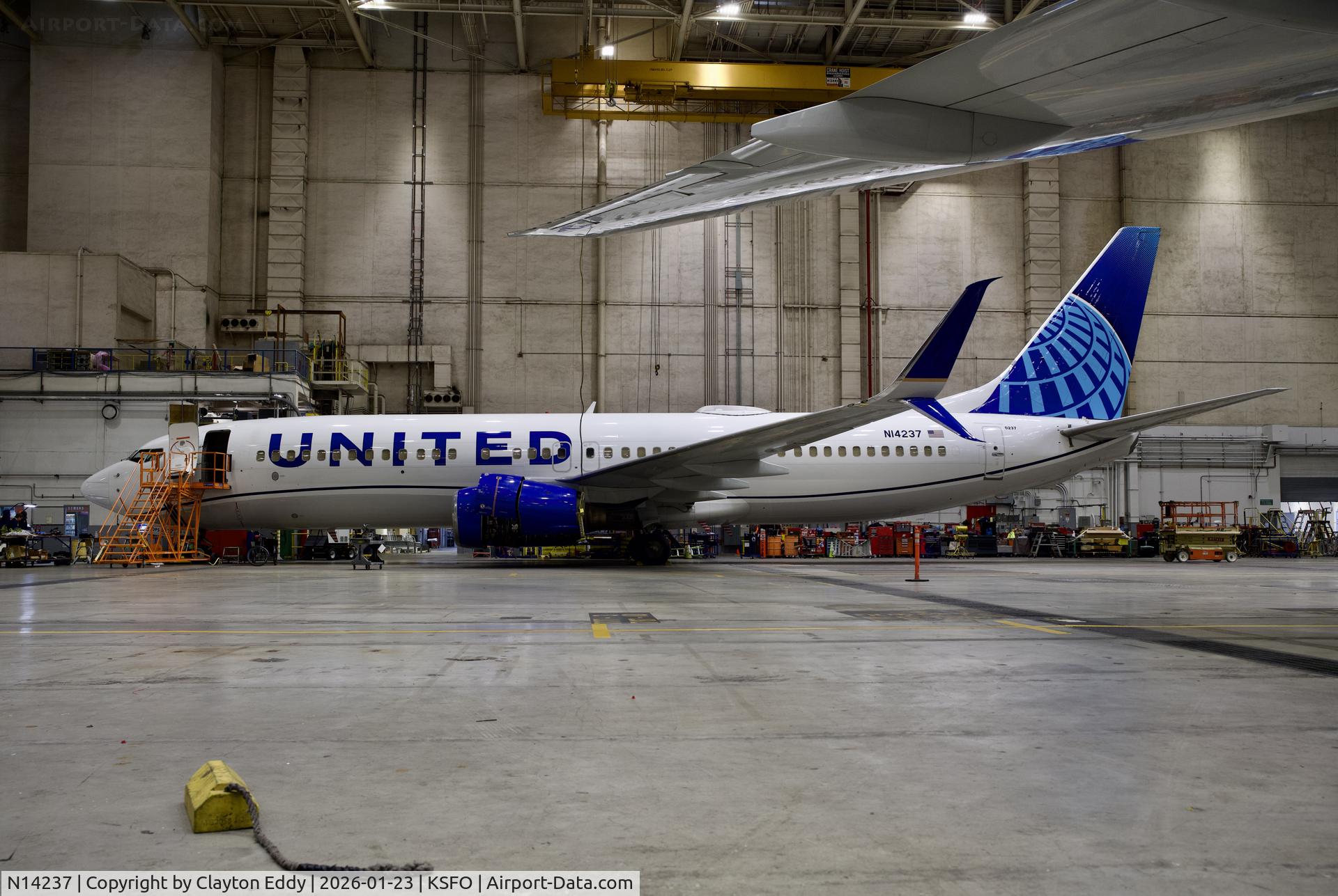 N14237, 1999 Boeing 737-824 C/N 28802, SFO 2026