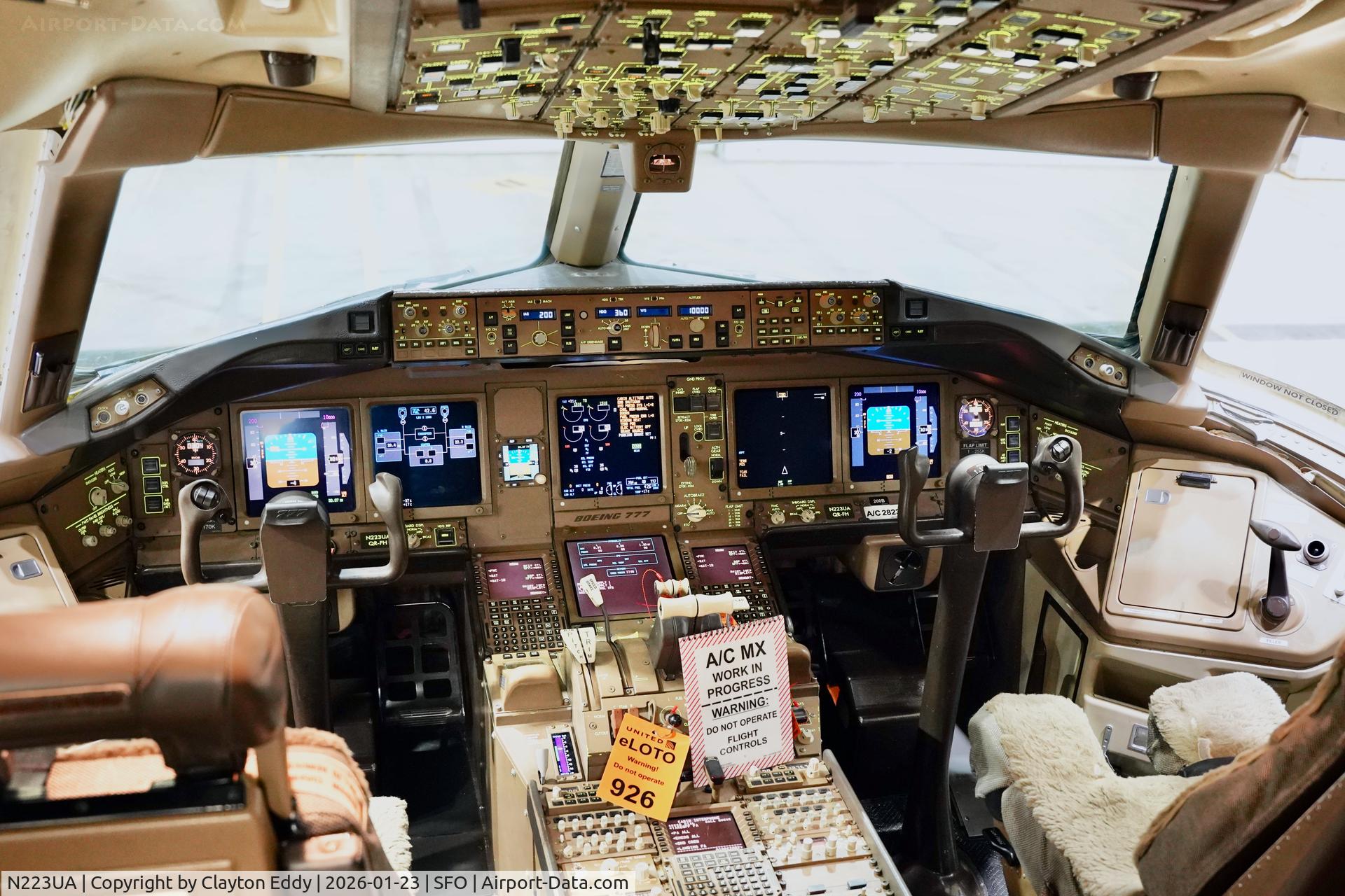 N223UA, 2001 Boeing 777-222 C/N 30224, SFO 2026