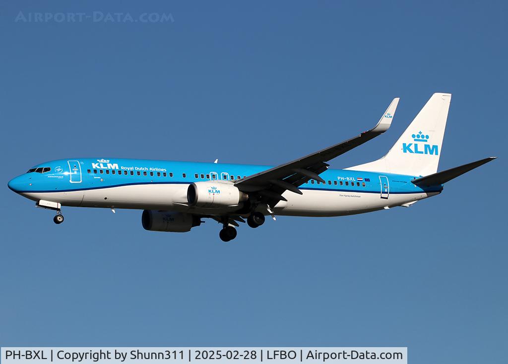 PH-BXL, 2000 Boeing 737-8K2 C/N 30359, Landing rwy 32R in new modified c/s